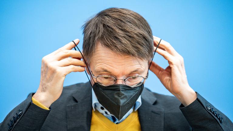 Karl Lauterbach setzt nach einer Pressekonferenz zur aktuellen Corona-Lage und zur neuen Kampagne des Gesundheitsministeriums zum Schutz vor Corona seine Maske auf, aufgenommen am 14.10.2022