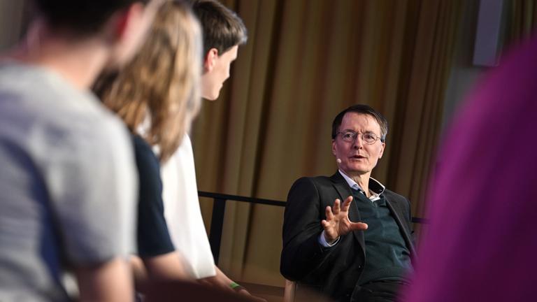 Berlin: Karl Lauterbach (SPD), Bundesminister für Gesundheit, diskutiert mit Schülerinnen und Schülern vom Käthe-Kollwitz-Gymnasium zur Cannabis-Legalisierung.