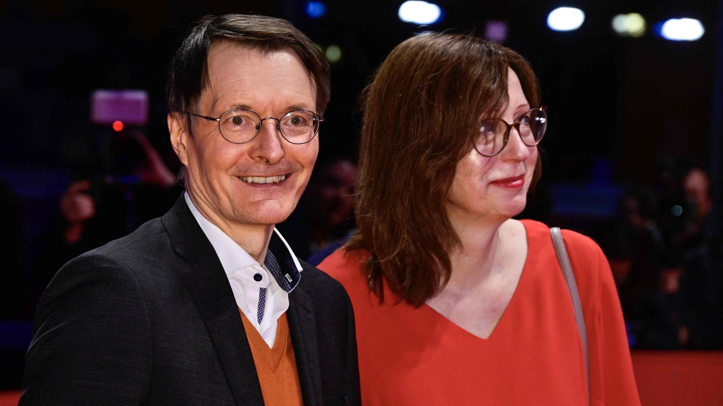Karl Lauterbach und Elisabeth Niejahr posieren auf dem roten Teppich vor der Eröffnungsfeier der 74. Berlinale, Europas erstem großen Filmfestival des Jahres, am 15.02.2024 in Berlin.