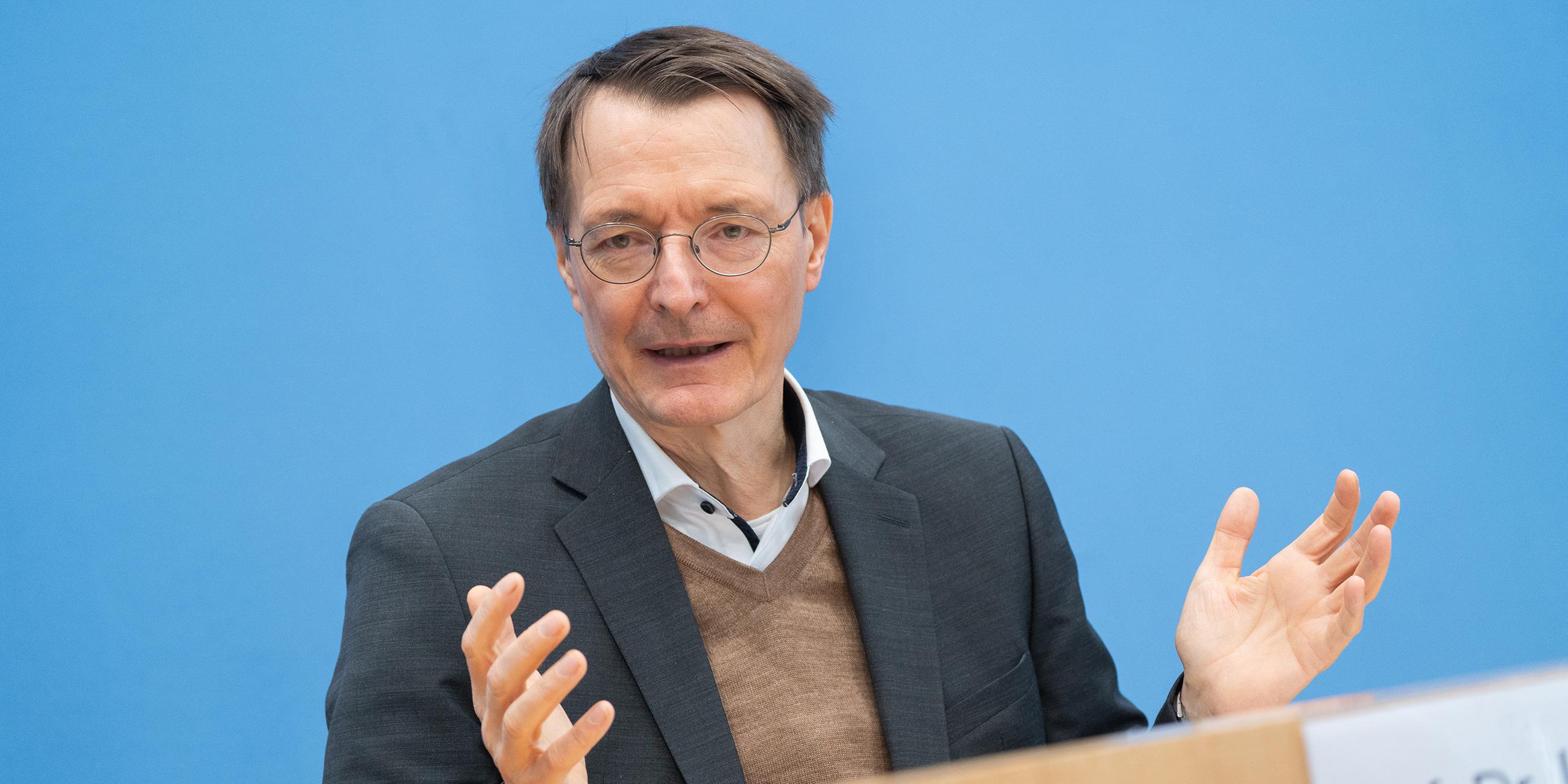 Karl Lauterbach während der Bundespressekonferenz in Berlin