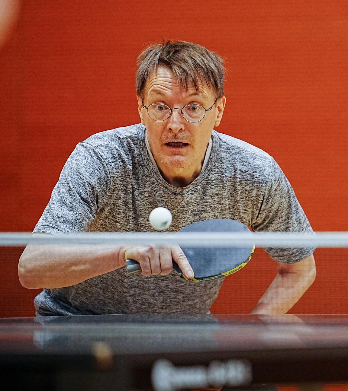  Karl Lauterbach (SPD), damals Bundesminister für Gesundheit, spielt bei einem Benefizturnier für Parkinson-Erkrankte in der Sporthalle des Bundestags Tischtennis.