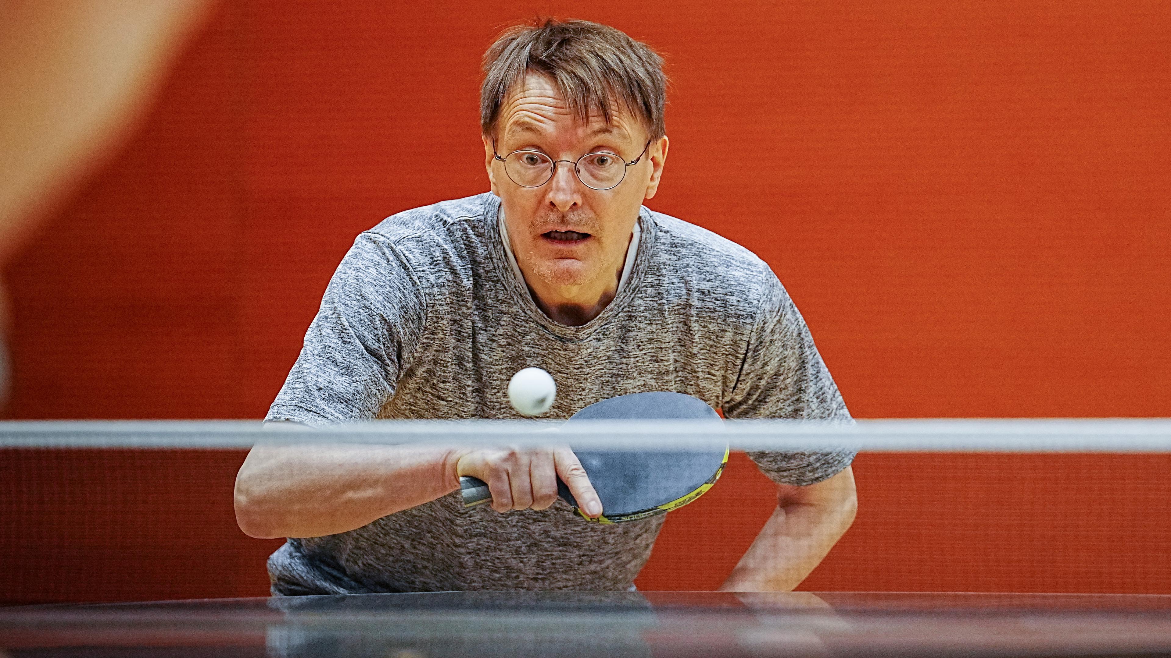  Karl Lauterbach (SPD), damals Bundesminister für Gesundheit, spielt bei einem Benefizturnier für Parkinson-Erkrankte in der Sporthalle des Bundestags Tischtennis.