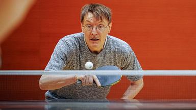  Karl Lauterbach (SPD), damals Bundesminister für Gesundheit, spielt bei einem Benefizturnier für Parkinson-Erkrankte in der Sporthalle des Bundestags Tischtennis.