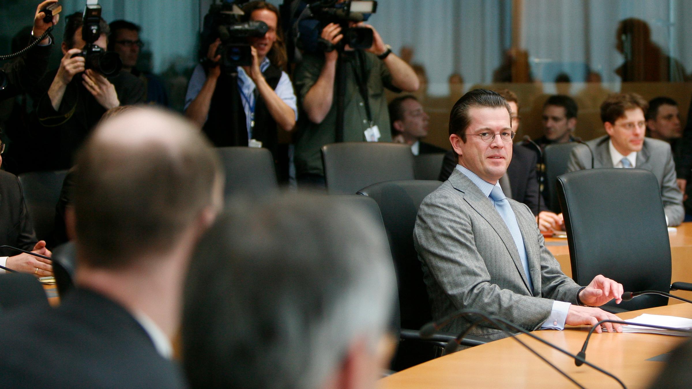 Karl-Theodor zu Guttenberg vor dem Untersuchungsausschuss in Berlin 2010