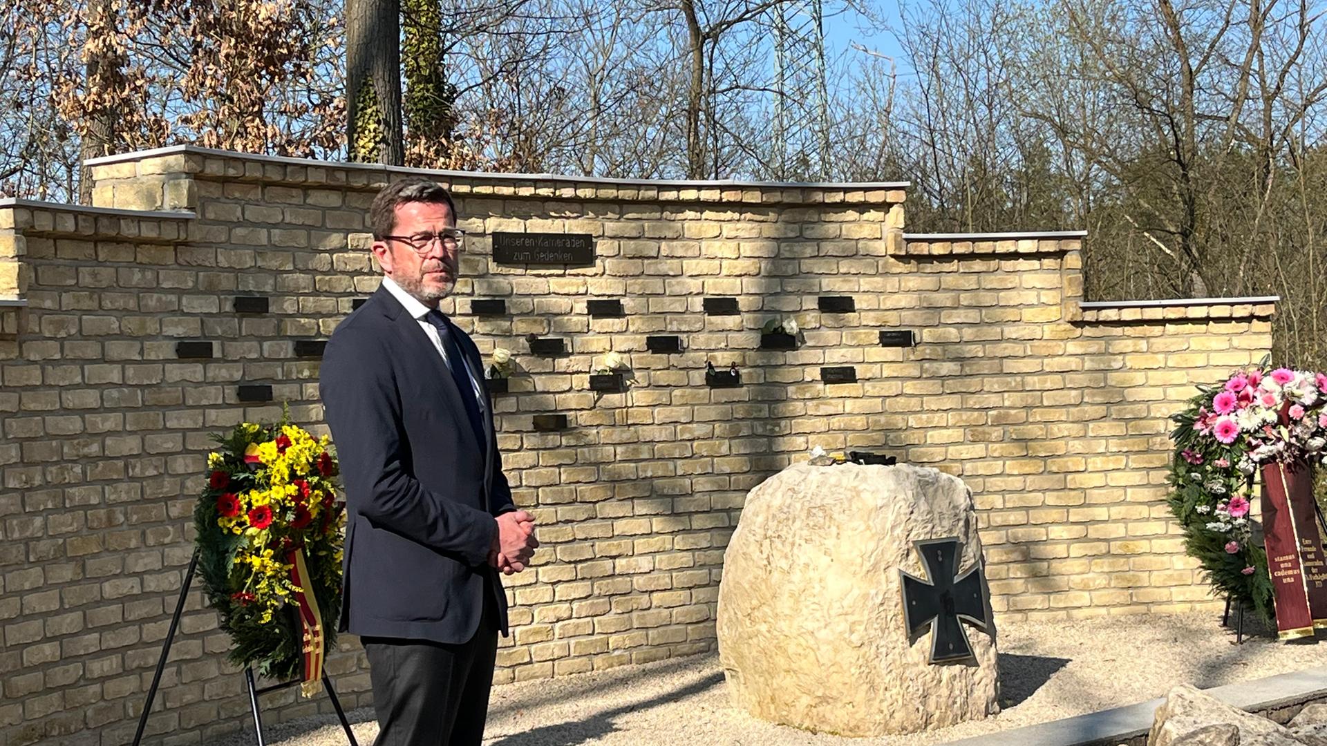 Karl-Theodor zu Guttenberg, ehem. Verteidigungsminister, am Ehrenhain für Kunduz 