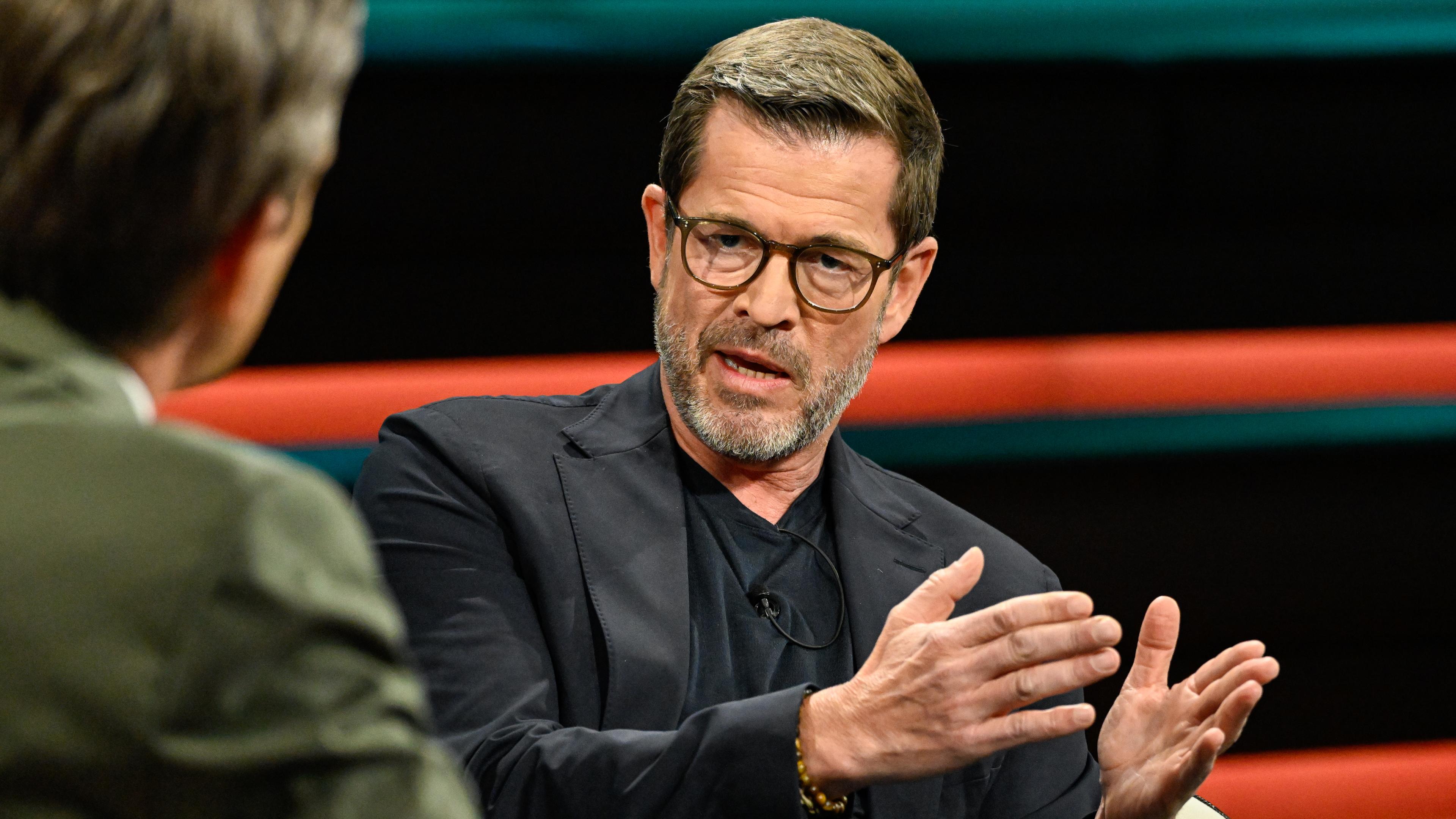Karl-Theodor zu Guttenberg diskutiert in der Sendung "Markus Lanz" am 22. Mai 2025.