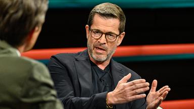 Karl-Theodor zu Guttenberg diskutiert in der Sendung "Markus Lanz" am 22. Mai 2025.