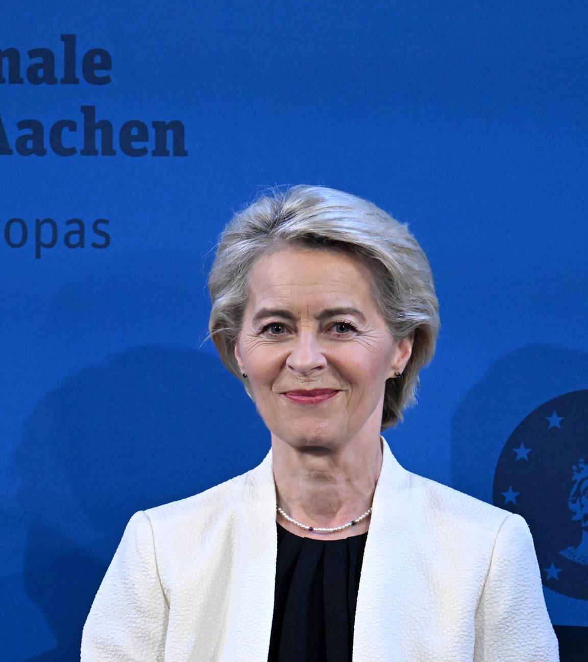 Ursula von der Leyen, Präsidentin der Europäischen Kommission, sitzt vor Verleihung des Internationalen Karlspreises am 29.05.2025.