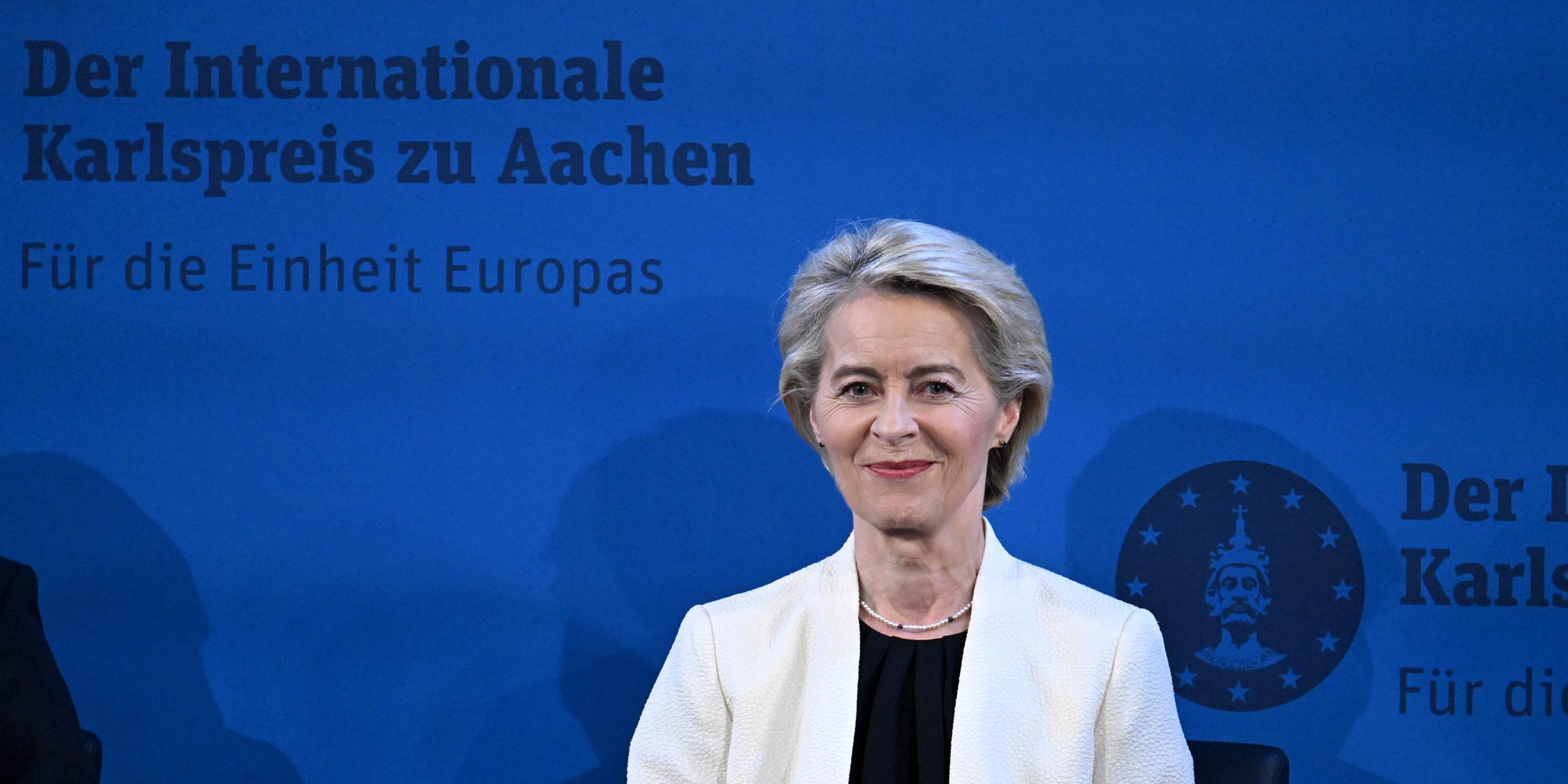Ursula von der Leyen, Präsidentin der Europäischen Kommission, sitzt vor Verleihung des Internationalen Karlspreises am 29.05.2025.