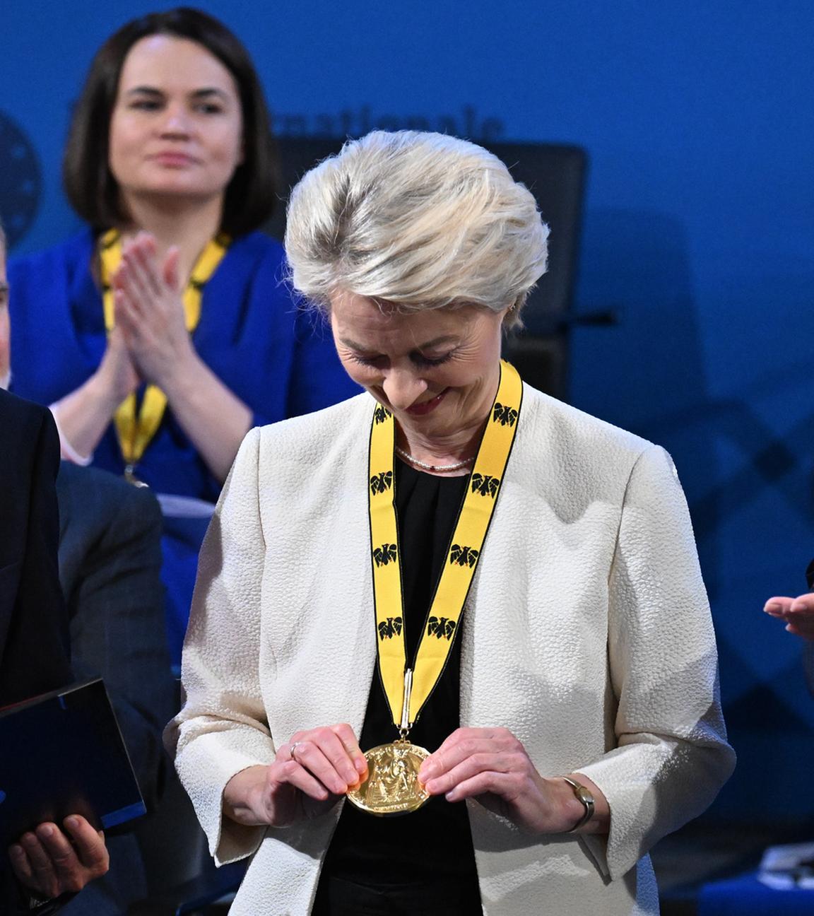 Ursula von der Leyen (Mitte), Präsidentin der Europäischen Kommission erhält den Internationalen Karlspreis am 29.05.2025 im Rathaus in Aachen.
