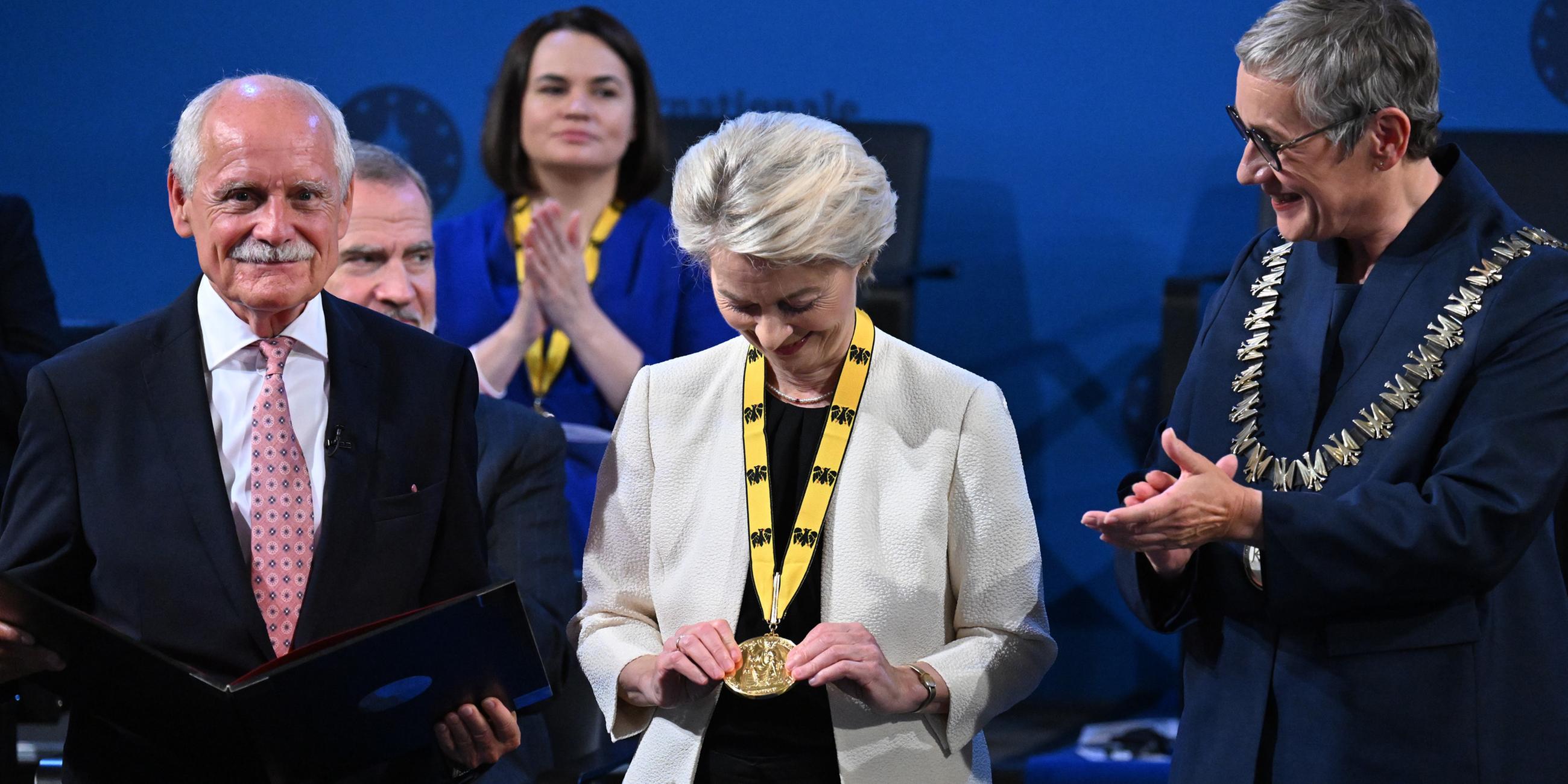 Ursula von der Leyen (Mitte), Präsidentin der Europäischen Kommission erhält den Internationalen Karlspreis am 29.05.2025 im Rathaus in Aachen.