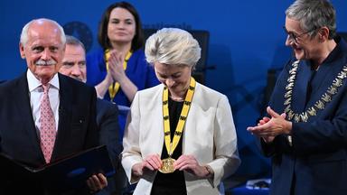 Ursula von der Leyen (Mitte), Präsidentin der Europäischen Kommission erhält den Internationalen Karlspreis am 29.05.2025 im Rathaus in Aachen.