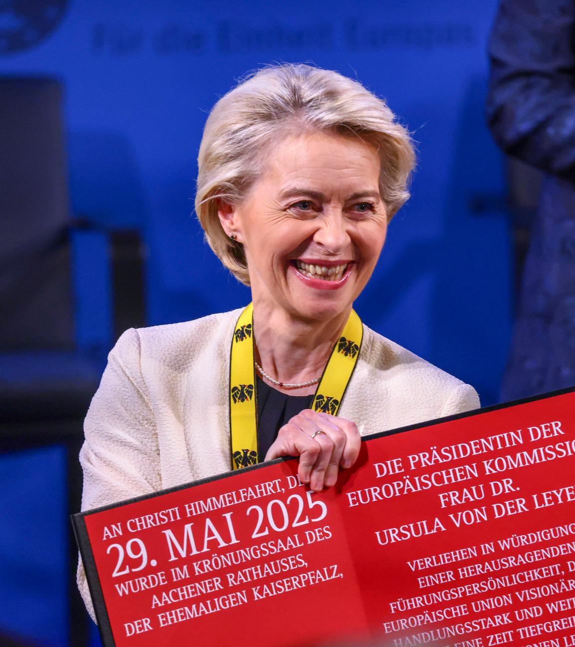 Sibylle Keupen (r), Oberbürgermeisterin von Aachen, zeichnet Ursula von der Leyen, Präsidentin der Europäischen Kommission, mit dem Internationalen Karlspreis aus.