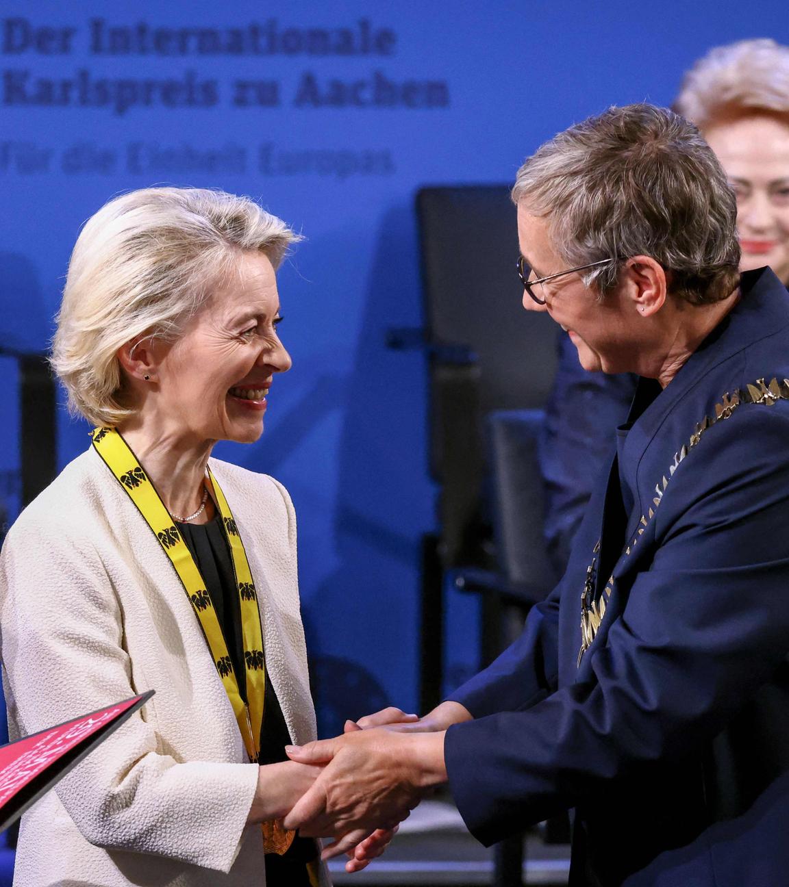 Die Präsidentin der Europäischen Kommission, Ursula von der Leyen, reagiert, nachdem sie von der Oberbürgermeisterin der Stadt Aachen, Sibylle Keupen, den Internationalen Karlspreis zu Aachen 2025 erhalten hat