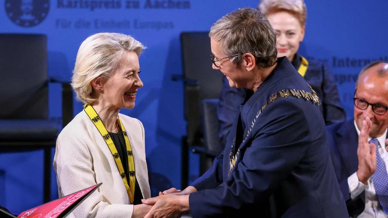 Die Präsidentin der Europäischen Kommission, Ursula von der Leyen, reagiert, nachdem sie von der Oberbürgermeisterin der Stadt Aachen, Sibylle Keupen, den Internationalen Karlspreis zu Aachen 2025 erhalten hat