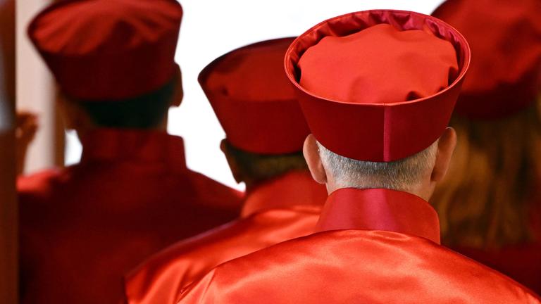 Die Richterinnen und Richter des Zweiten Senat beim Bundesverfassungsgericht verlassen den Sitzungssaal, aufgenommen am 30.07.2024