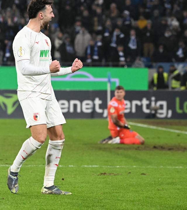 DFB-Pokal, Karlsruher SC - FC Augsburg, Achtelfinale: Der Augsburger Maximilian Bauer bejubelt seinen Siegtreffer zum 5:4 im Elfmeterschiessen.