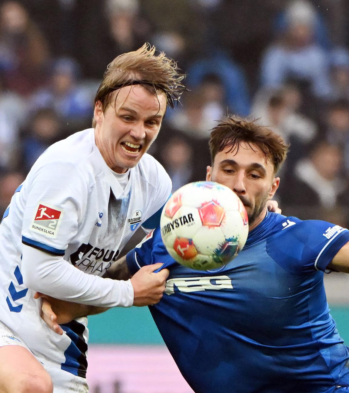 Der Karlsruher Fabian Schleusener und der Paderborner Felix Götze kämpfen. 