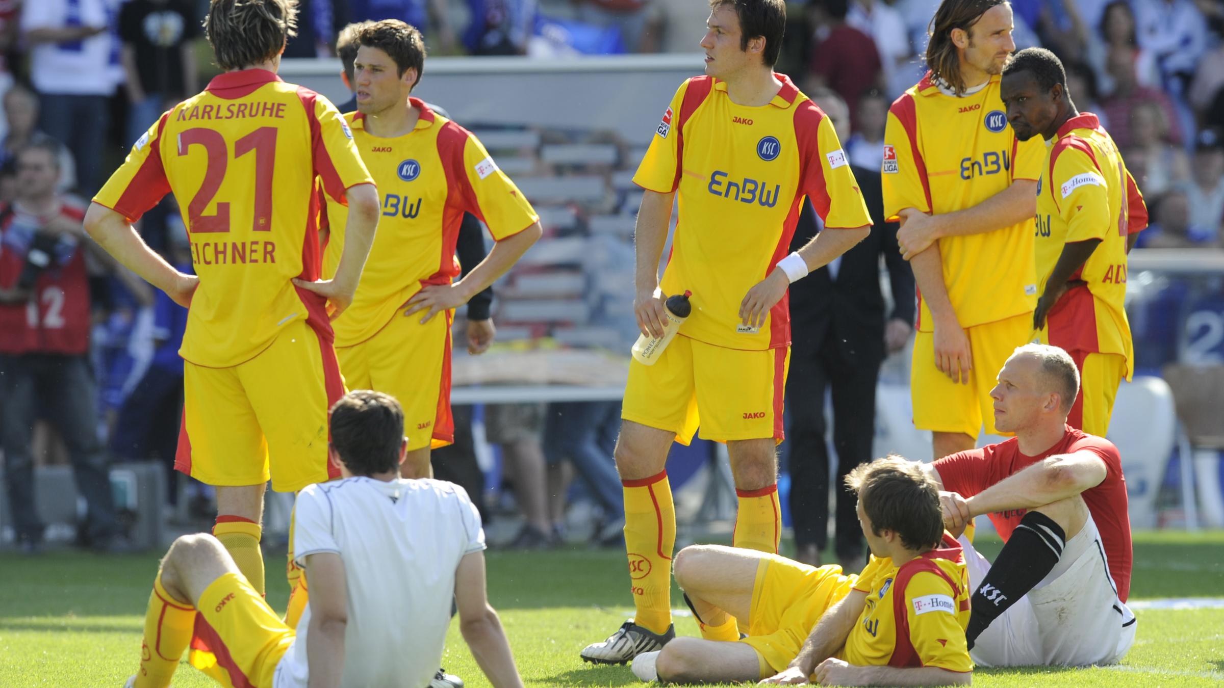 Spieler des Karlsruher SC nach einem 4:0 gegen Hertha BSC Berlin. Trotzdem stiegen sie danach aus der 1. Liga ab.