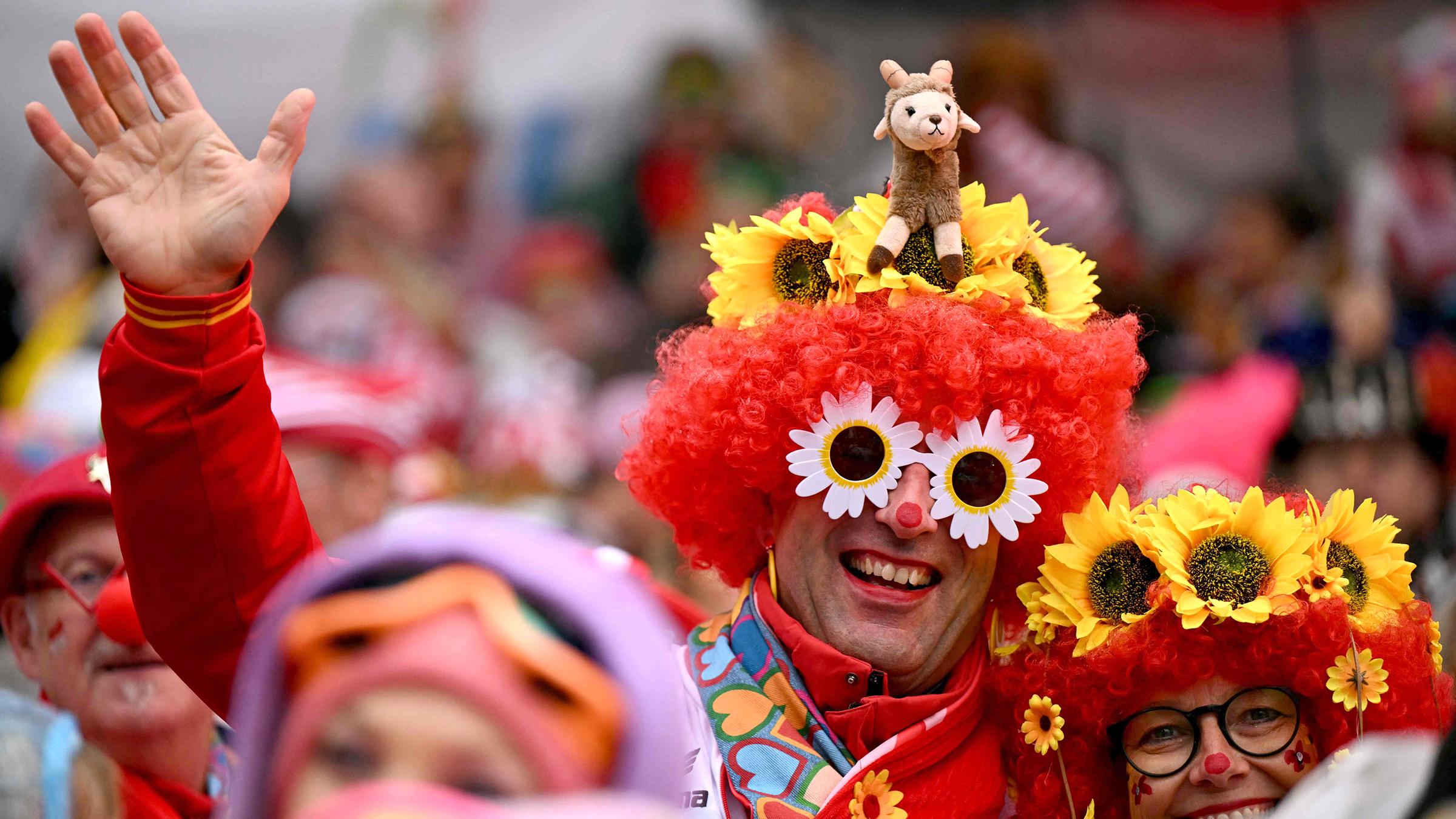 Jecken feiern den Beginn der Karnevalssaison am 11. November 2024 in Köln