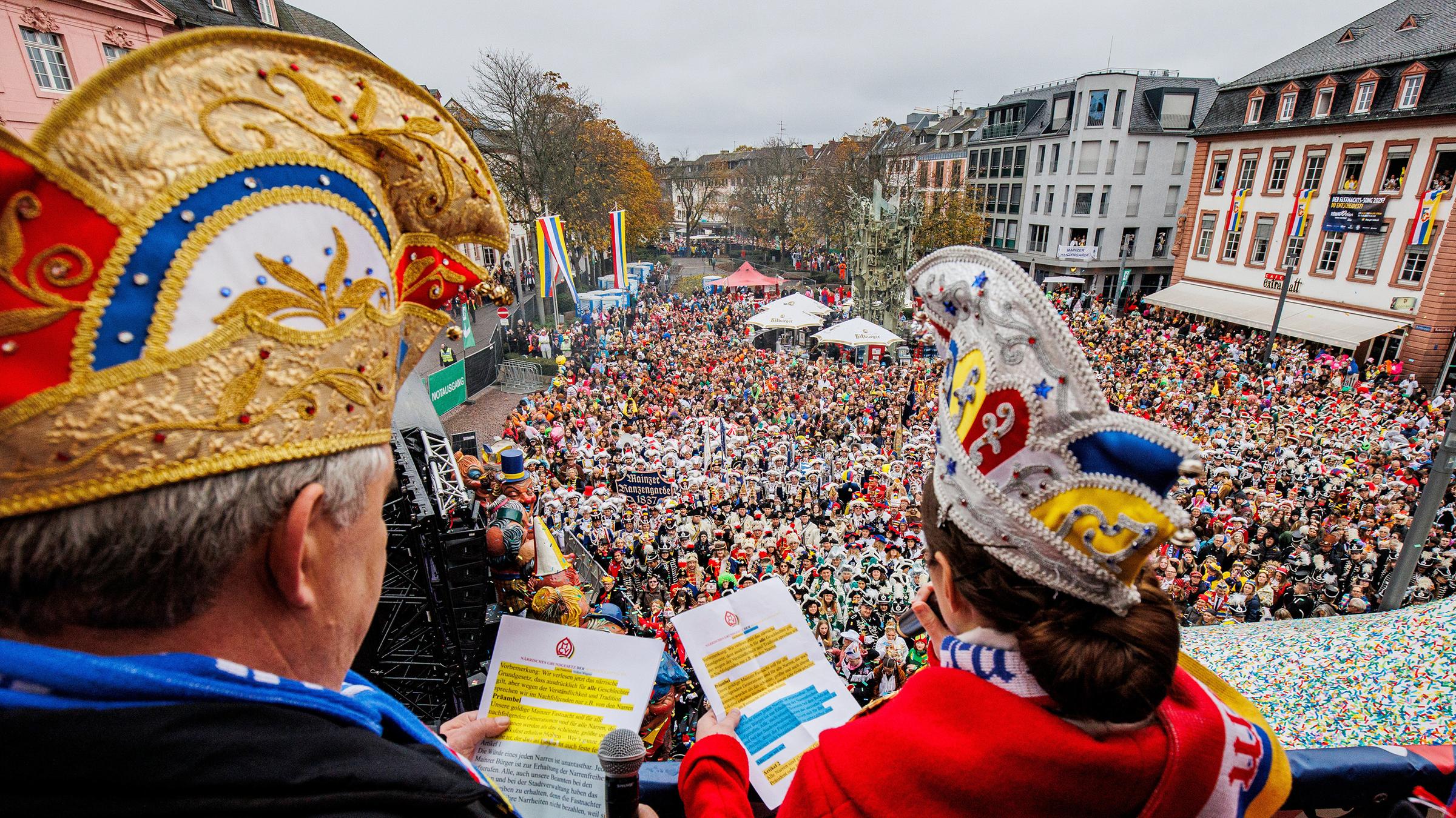 Volker Wagner, Präsident Carnevalverein "Die Brunnebutzer", und Lea Federlein, Präsidentin Carneval Club Budenheim, verlesen die Narren-Proklamation auf dem Balkon des Osteiner Hof