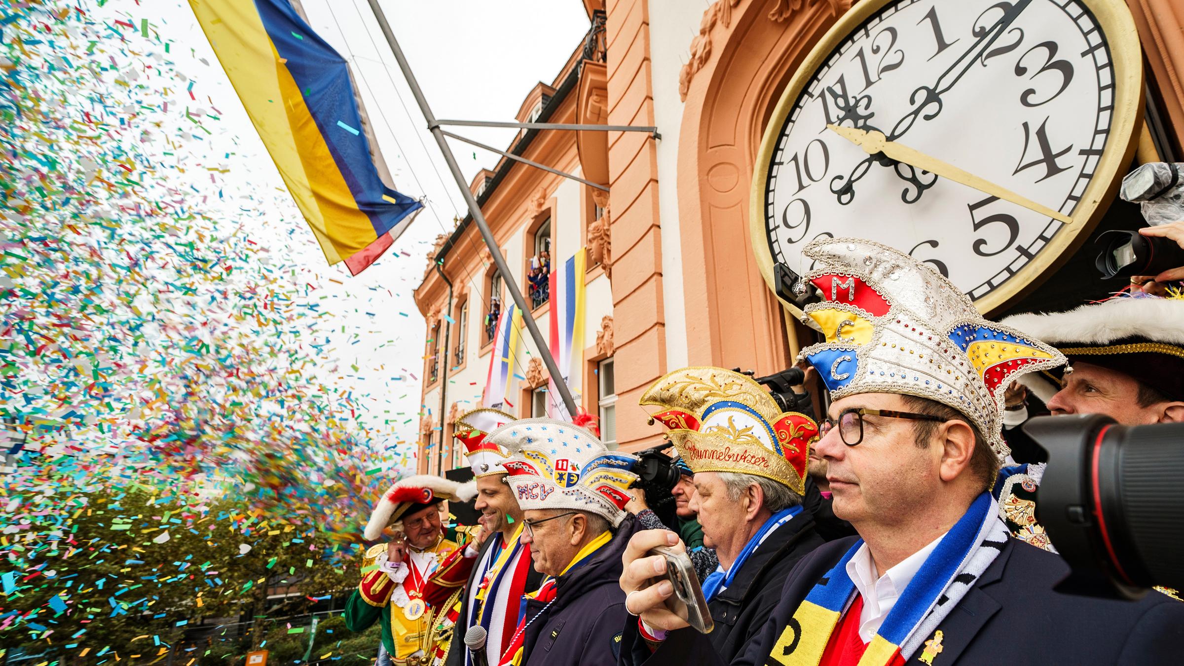 Die Repräsentanten der Mainzer Fastnacht mit Nino Haase, Oberbürgermeister von Mainz, und Hannsgeorg Schönig, Präsident Mainzer Carneval-Verein (MCV), eröffnen auf dem Balkon des Osteiner Hof die fünfte Jahreszeit