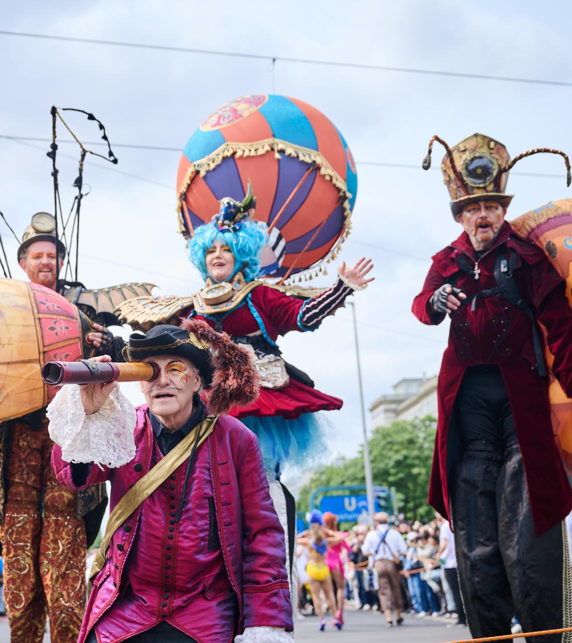 Verkleidete Menschen aus unterschiedlichen Kulturen tanzen zur Musik beim Straßenumzug zum 27. Karneval der Kulturen. Das multikulturelle Spektakel prägt das Pfingstwochenende in der Hauptstadt. Zum ersten Mal in seiner Geschichte startet der traditionelle Umzug des Karnevals der Kulturen in Friedrichshain, da sich auf der traditionellen Route in Kreuzberg aktuell eine Großbaustelle befindet.
