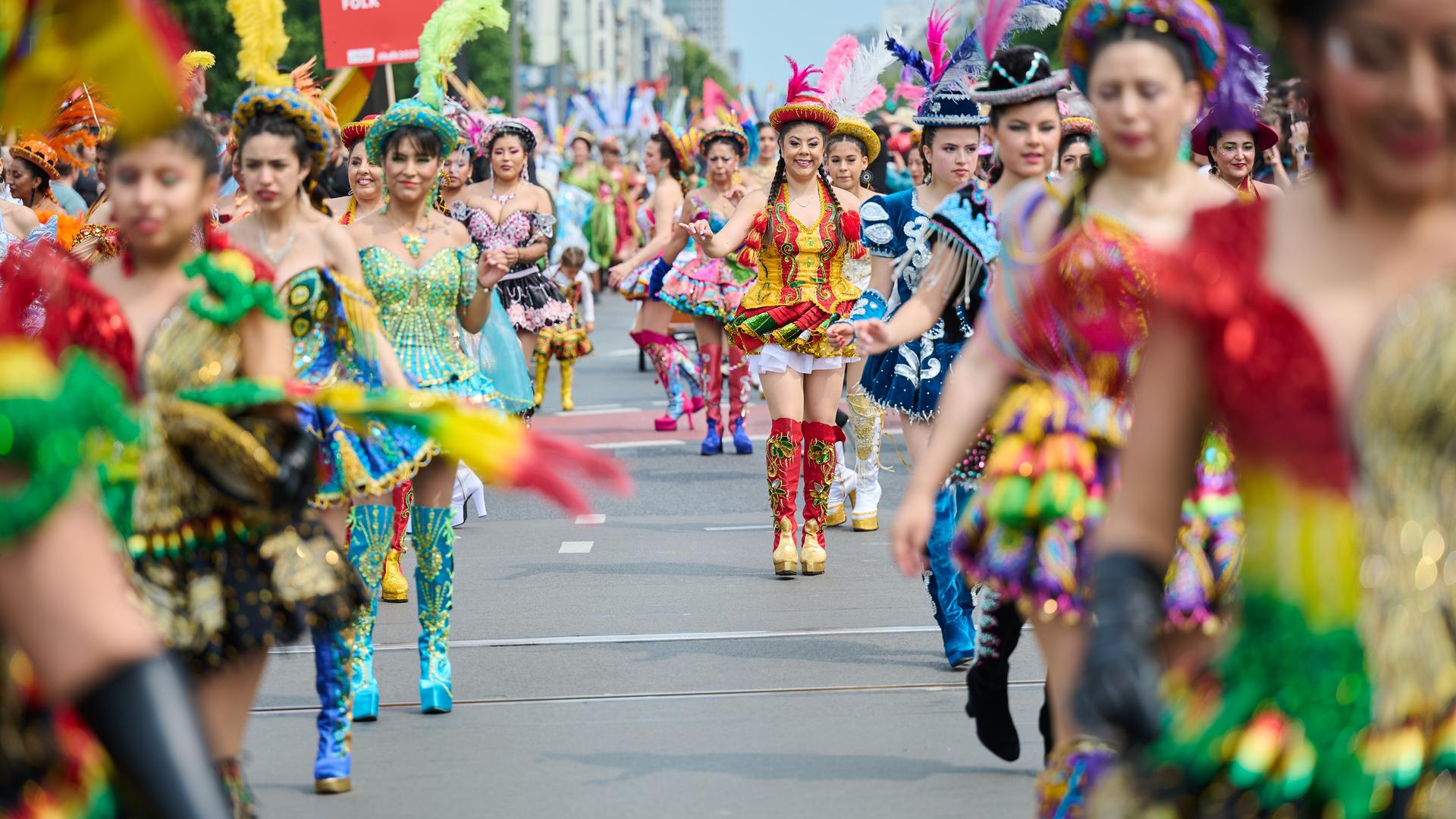 Verkleidete Menschen unterschiedlicher Kulturen tanzen zur Musik beim Straßenumzug zum 27. Karneval der Kulturen. Das multikulturelle Spektakel prägt das Pfingstwochenende in der Hauptstadt. Zum ersten Mal in seiner Geschichte startet der traditionelle Umzug des Karnevals der Kulturen in Friedrichshain, da sich auf der traditionellen Route in Kreuzberg aktuell eine Großbaustelle befindet. 