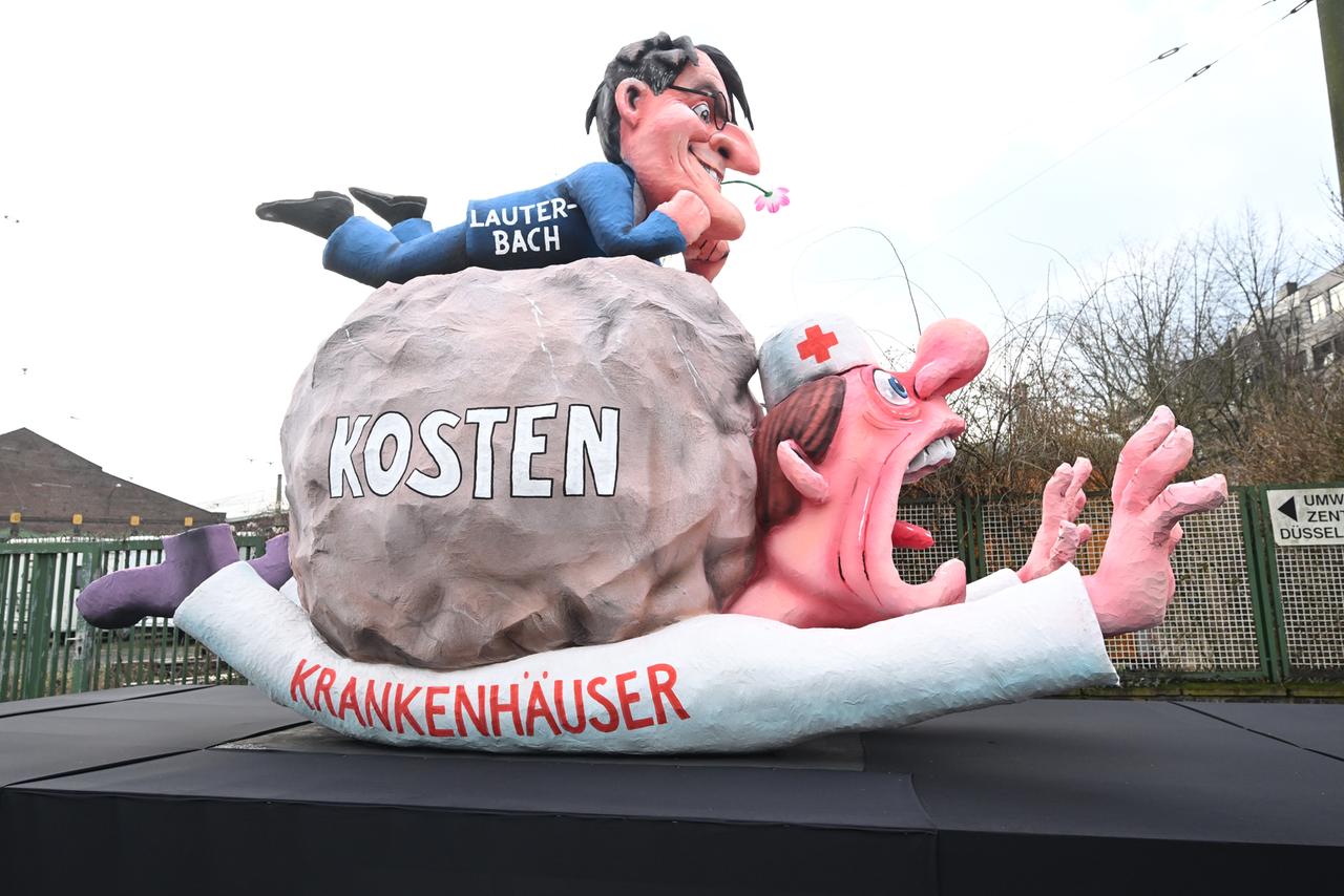 Der Mottowagen zu Bundesgesundheitsminister Lauterbach, Kosten und Krankenhäusern wird zum Rosenmontagszug gefahren. 