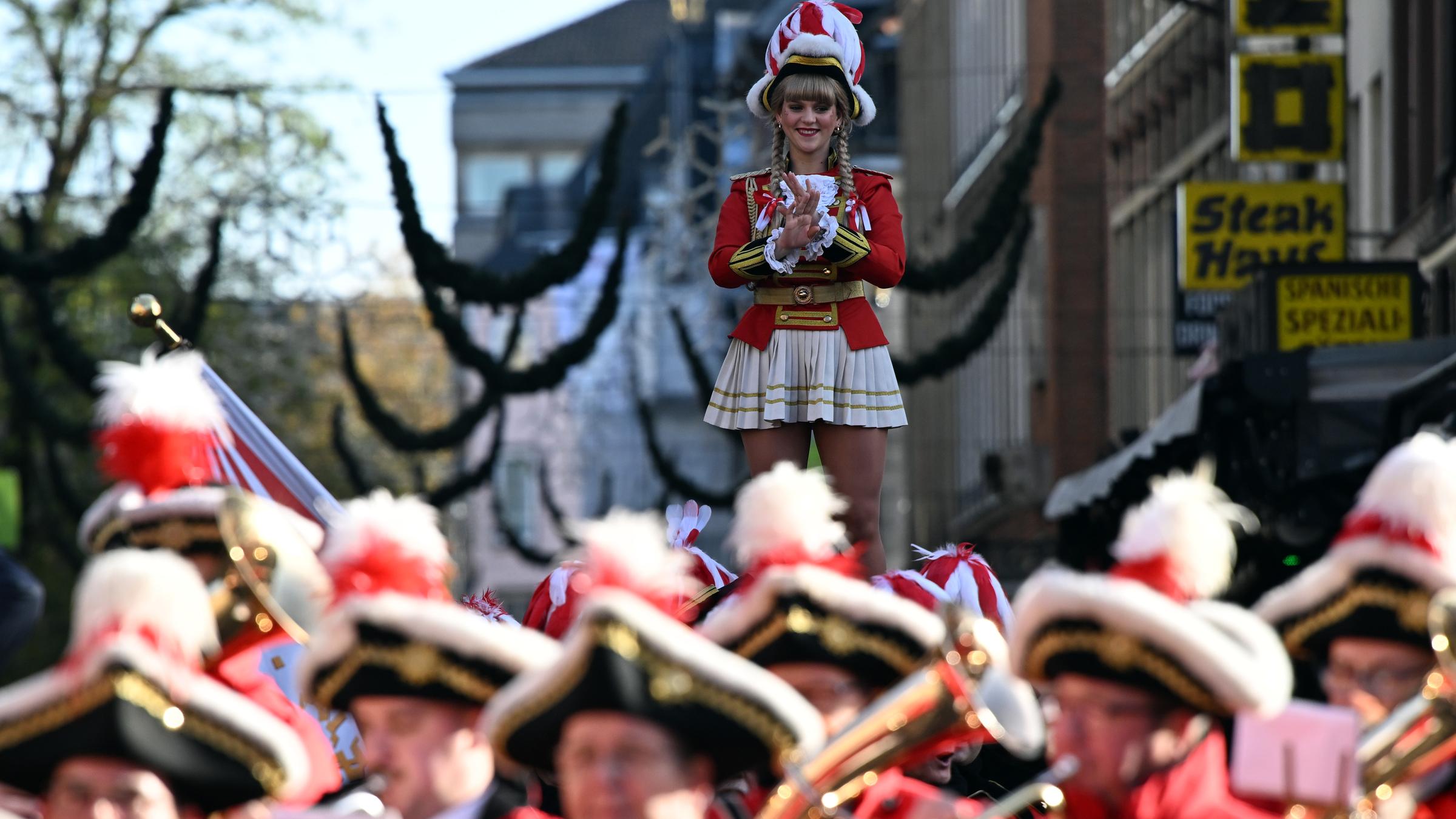 Garde mit Funkenmariechen in Düsseldorf