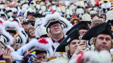 Mainz: Gardisten warten auf den Start der Fastnacht. Zum Beginn der fünften Jahreszeit werden am 11.11. Tausende Närrinnen und Narren in Mainz erwartet.