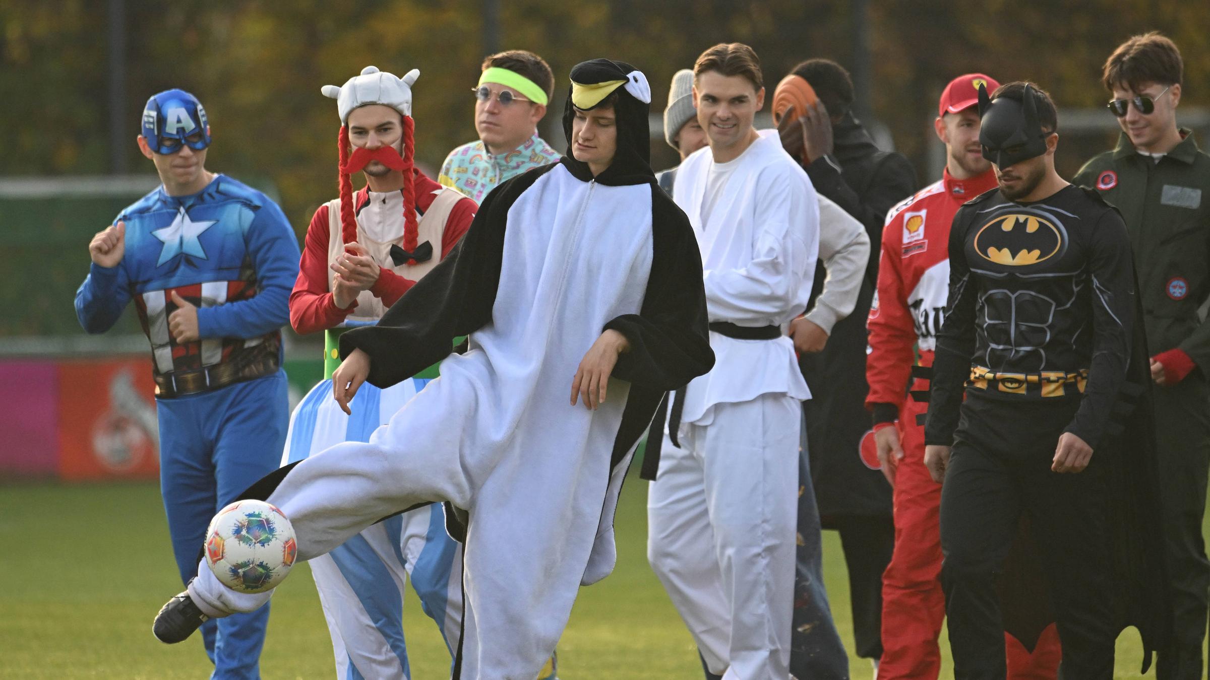 Der 1. FC Köln trainiert verkleidet