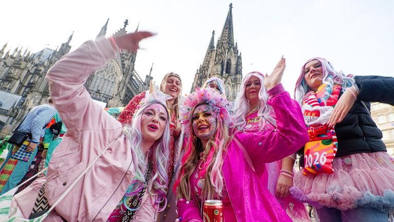 Jecken aus der Eifel stehen zum Beginn der Karnevalssession vor dem Dom für ein Foto zusammen am 11.11.2025