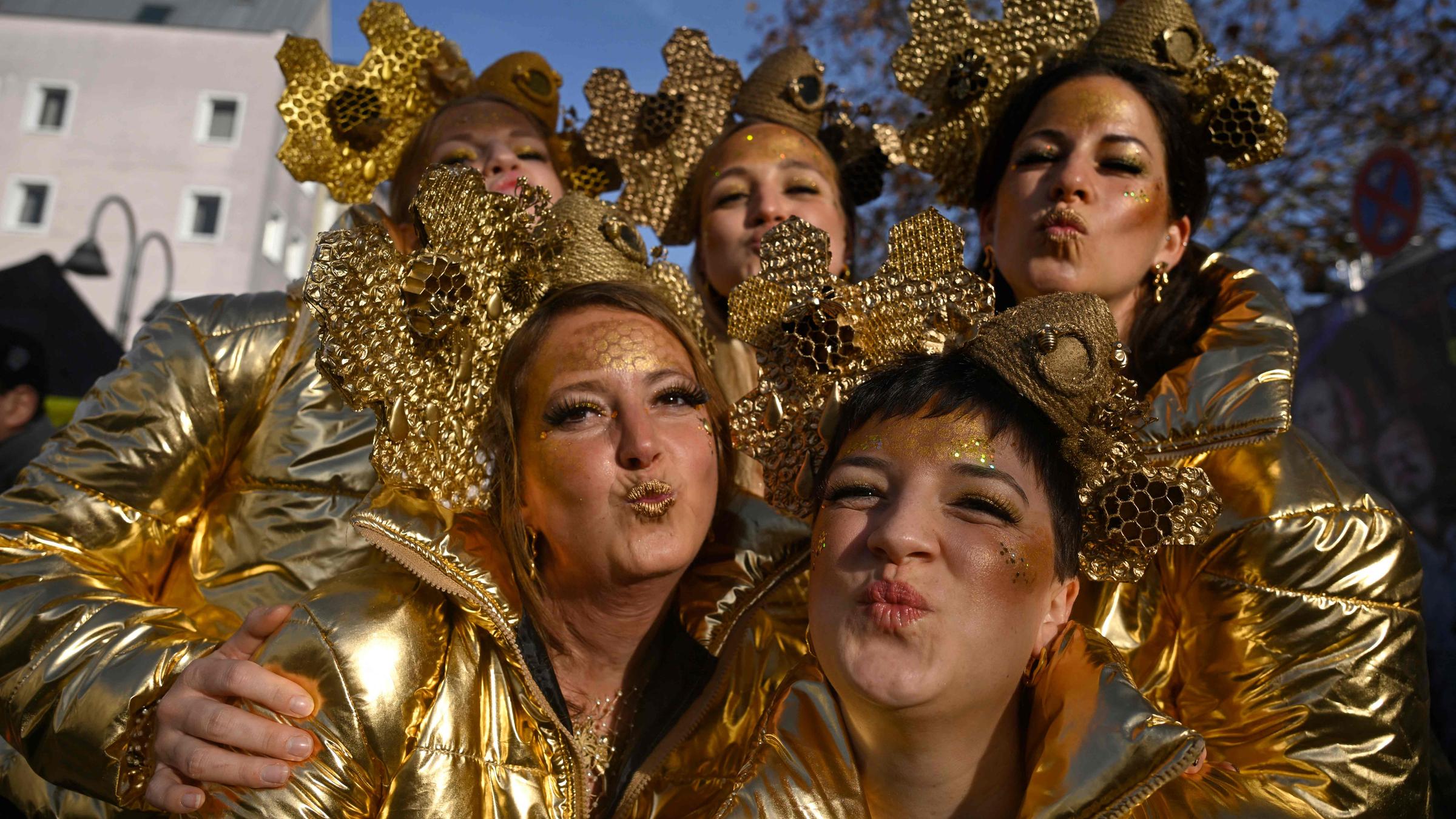 Gold verkleidete Frauen feiern in Köln