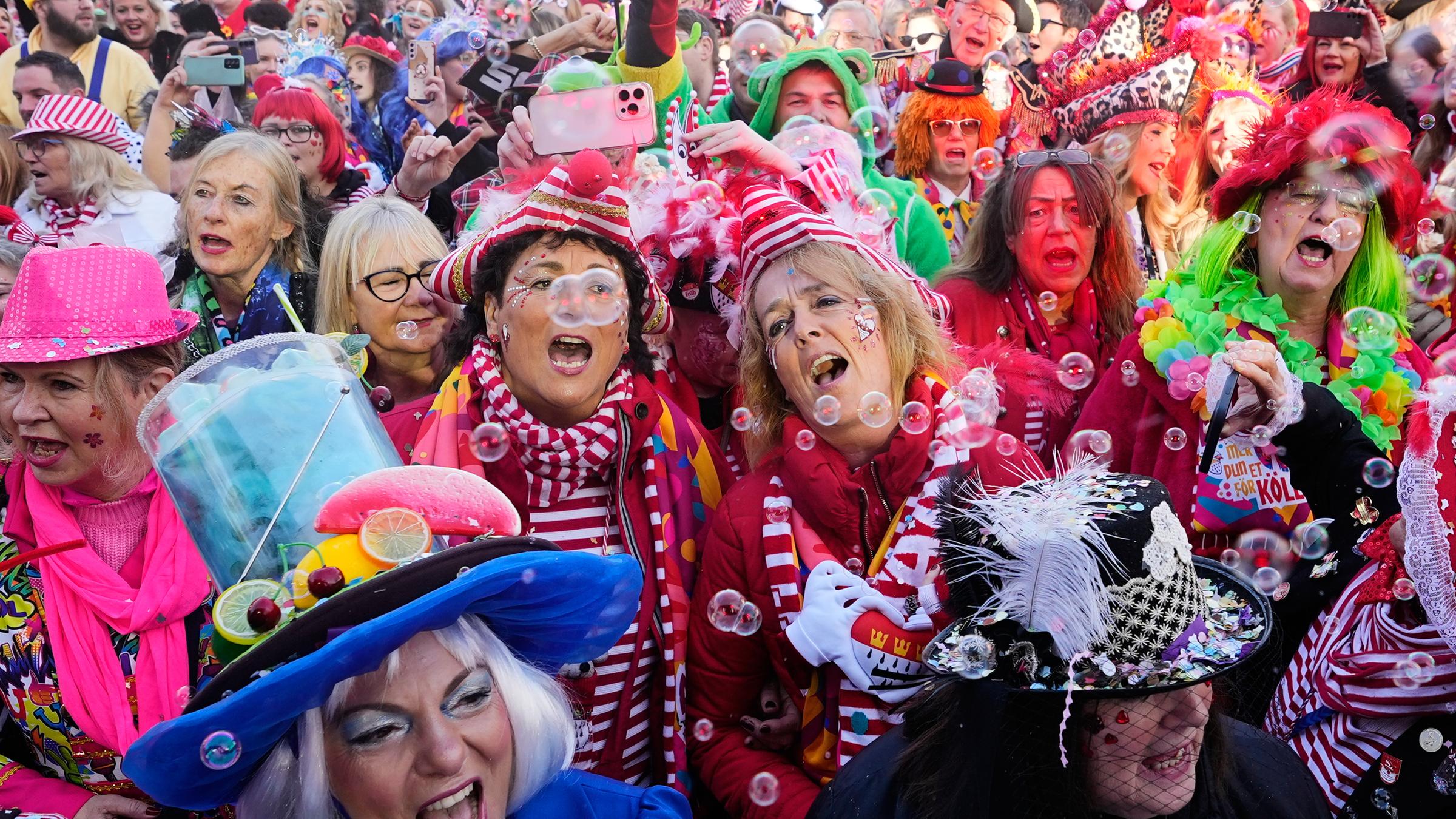 Jecken feiern auf dem Kölner Heumarkt