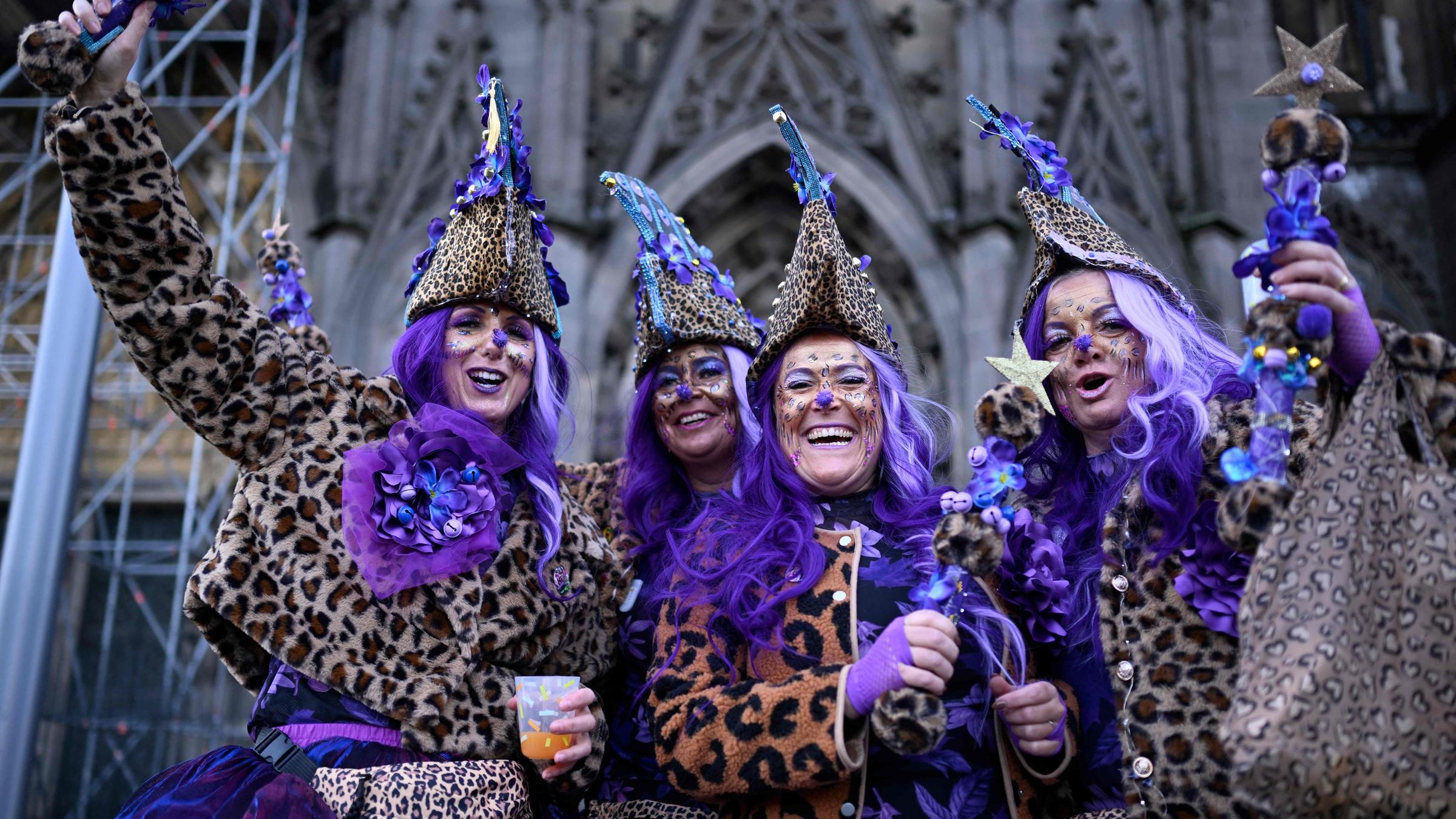 Narren vor dem Kölner Dom