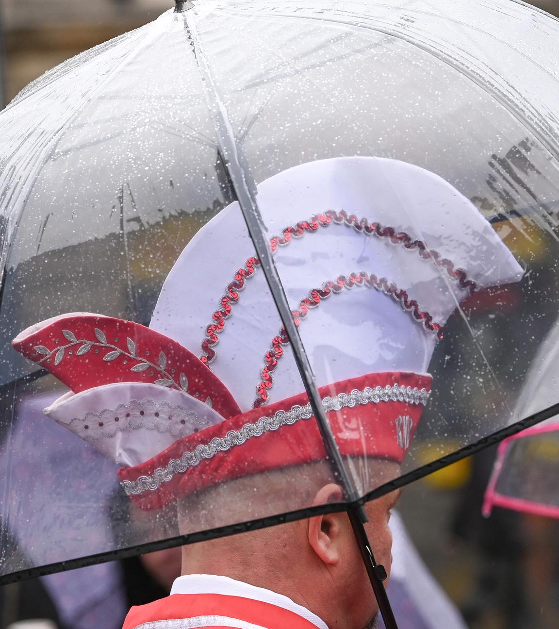 Karnevalist mit Regenschirm