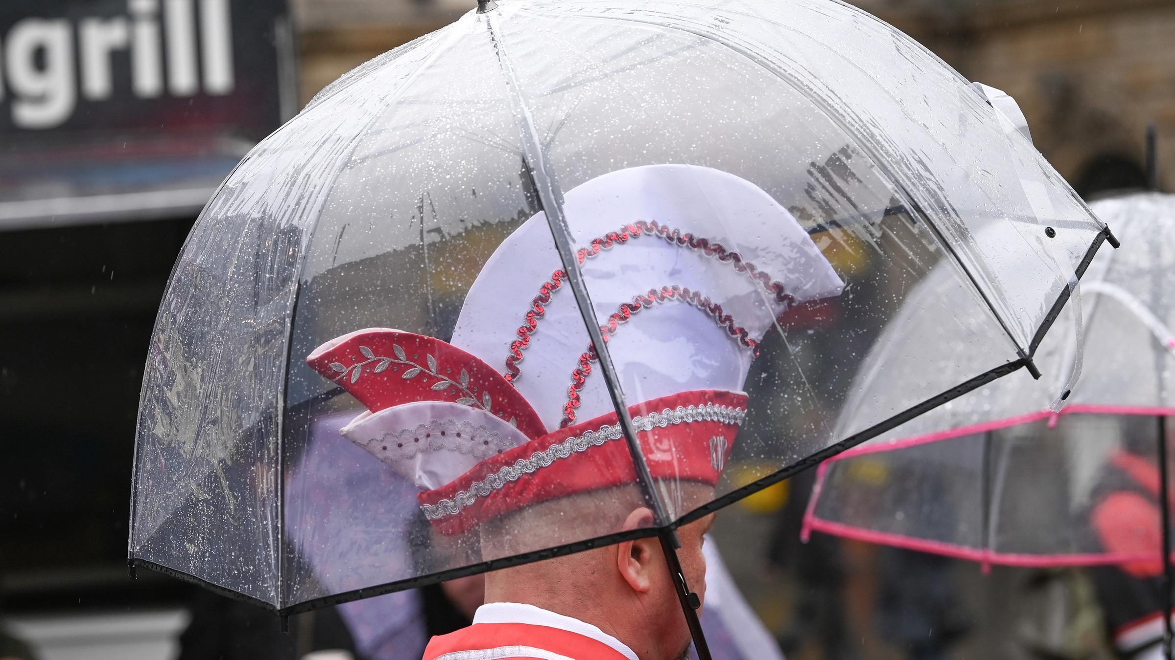Karnevalist mit Regenschirm