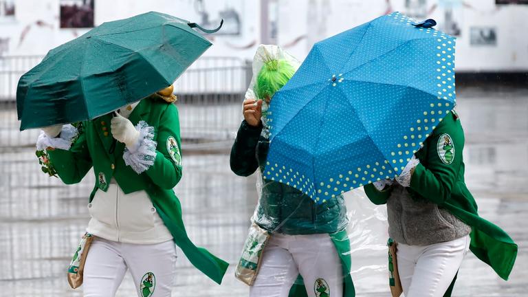 Weiberfastnacht in Köln 2026: Viele Narren hatten Schirme und Plastikfolie dabei, damit sie halbwegs trocken blieben.