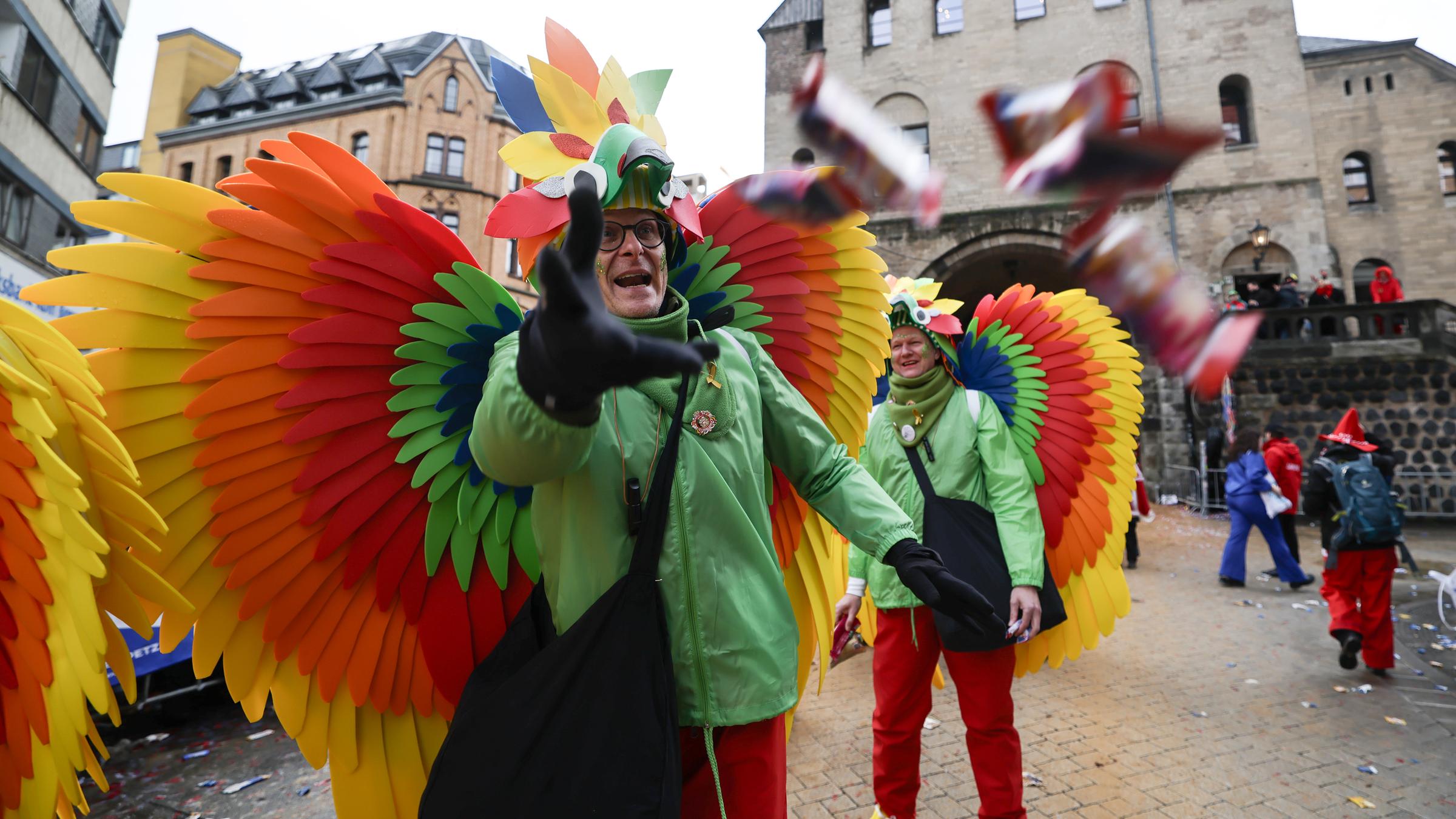 Karnevalisten der Schull- und Veedelszöch treten mit ihrem Siegerkostüm beim Rosenmontagszug auf. 