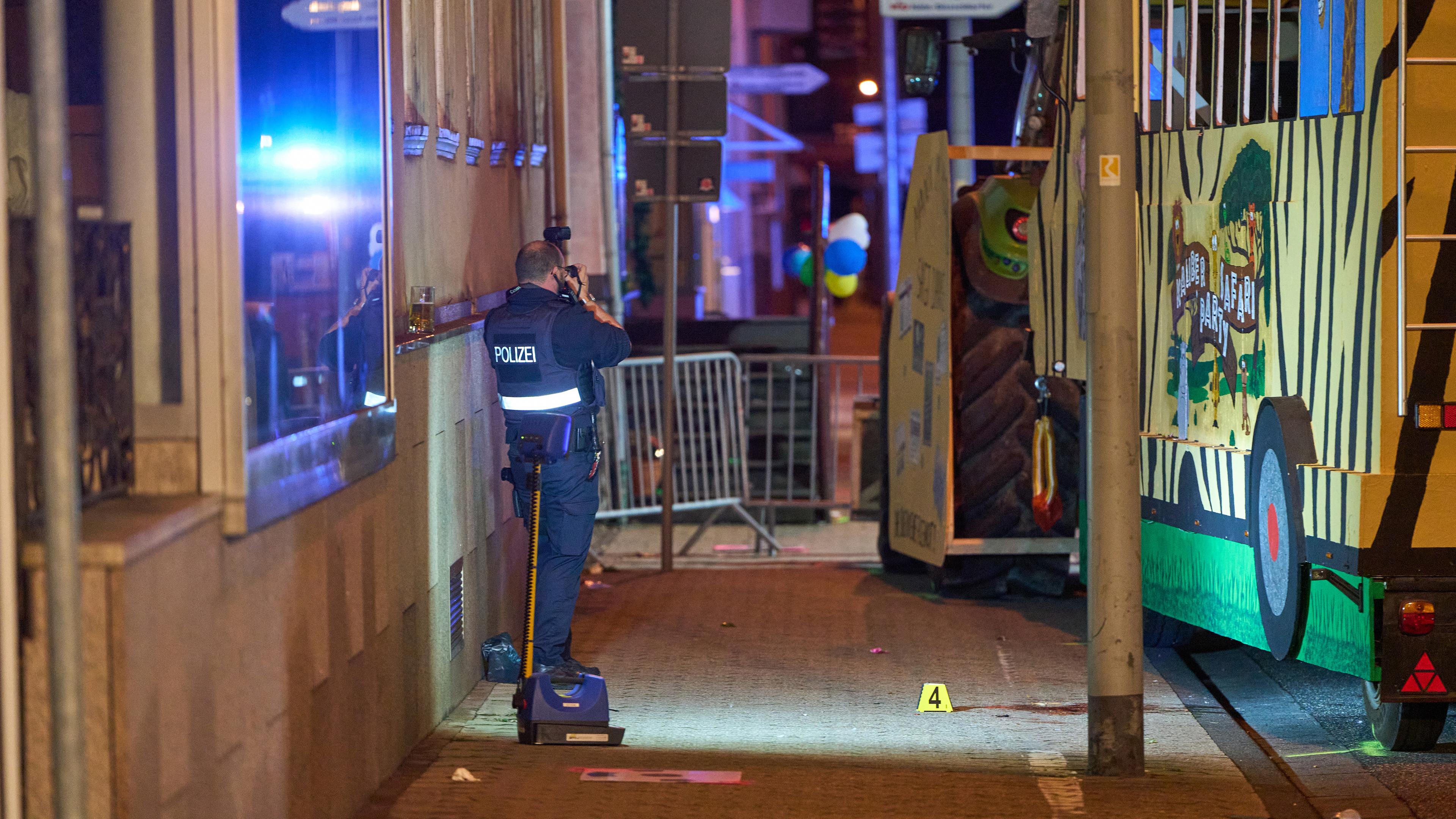 Fußgänger unter Karnevalswagen geraten