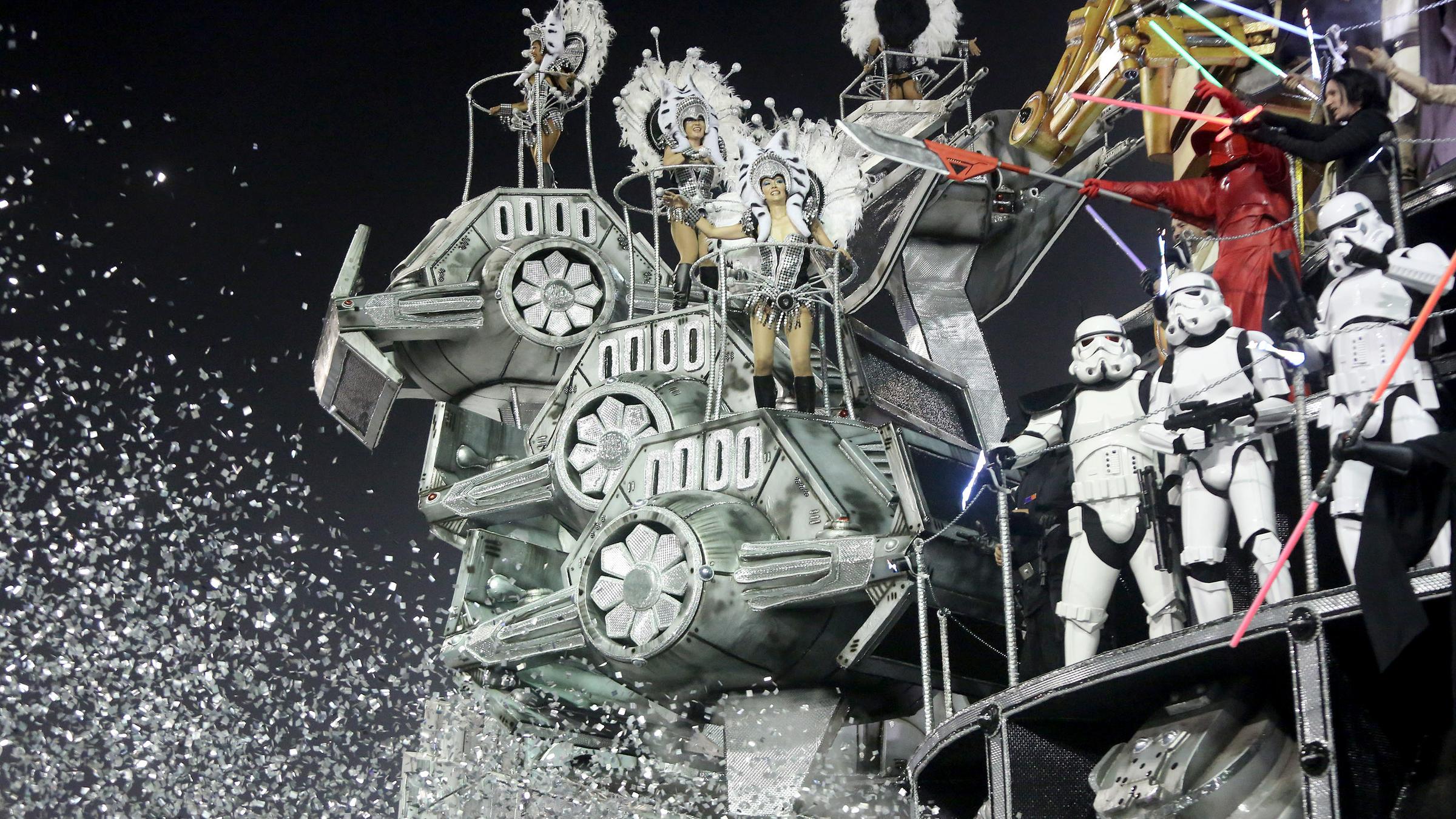 Sambaschule tanzt in Star-Wars-Kostümen