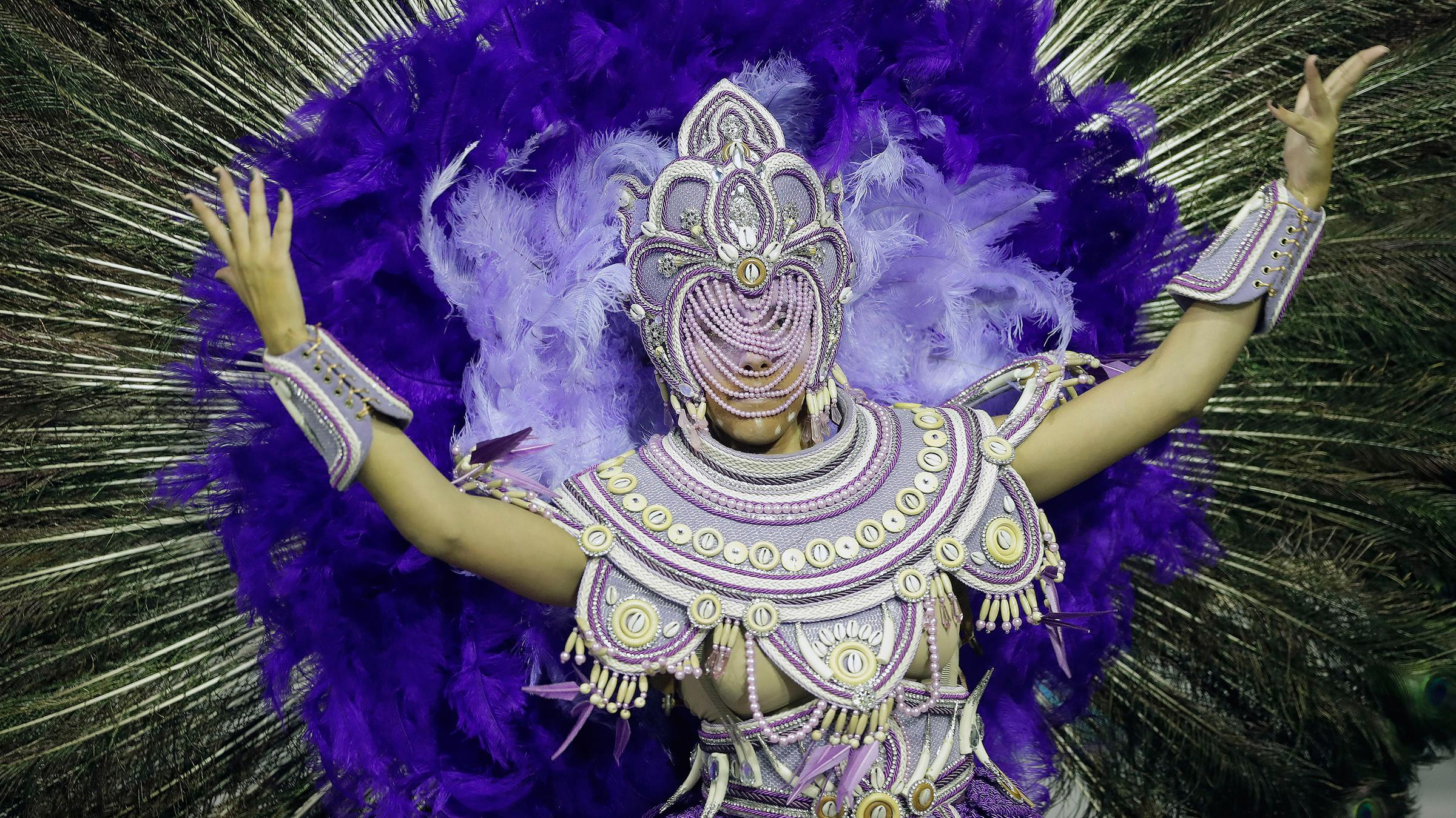 Tänzerin der Sambaschule Colorado do bras bei Parade in Sao Paulo