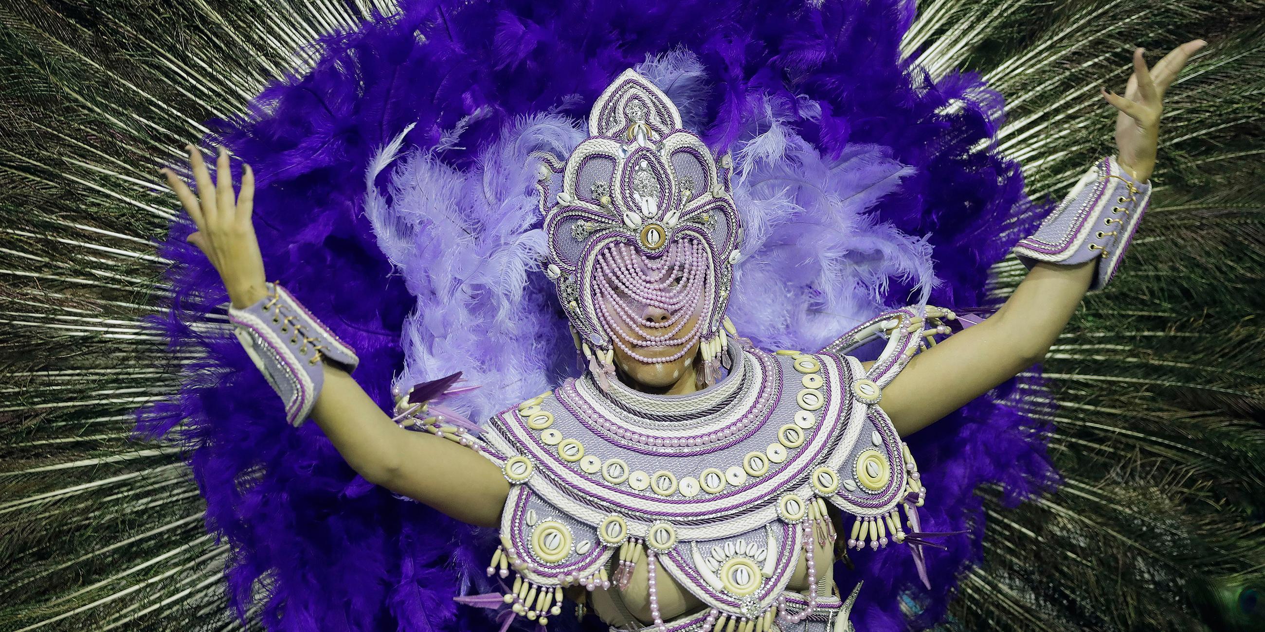 Tänzerin der Sambaschule Colorado do bras bei Parade in Sao Paulo
