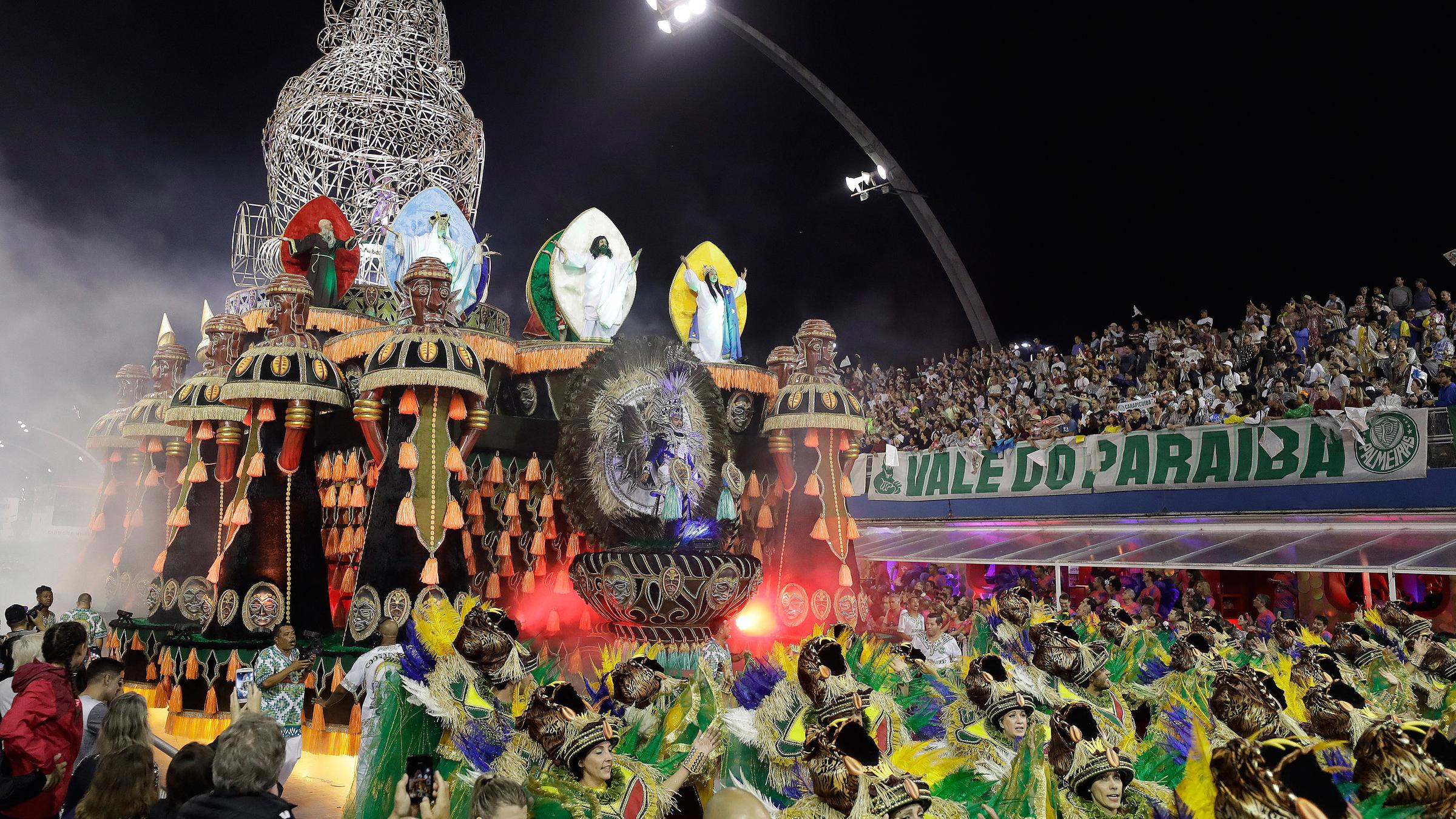 Opulenter Motivwagen der Sambaschule Mancha Verde