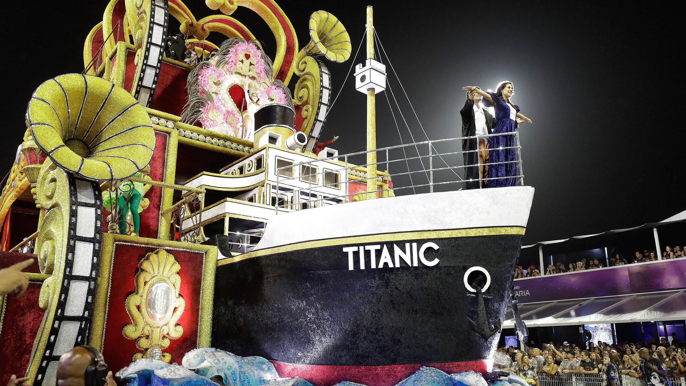 Die Sambaschule Imperio de casa verde stellt den Film Titanic nach