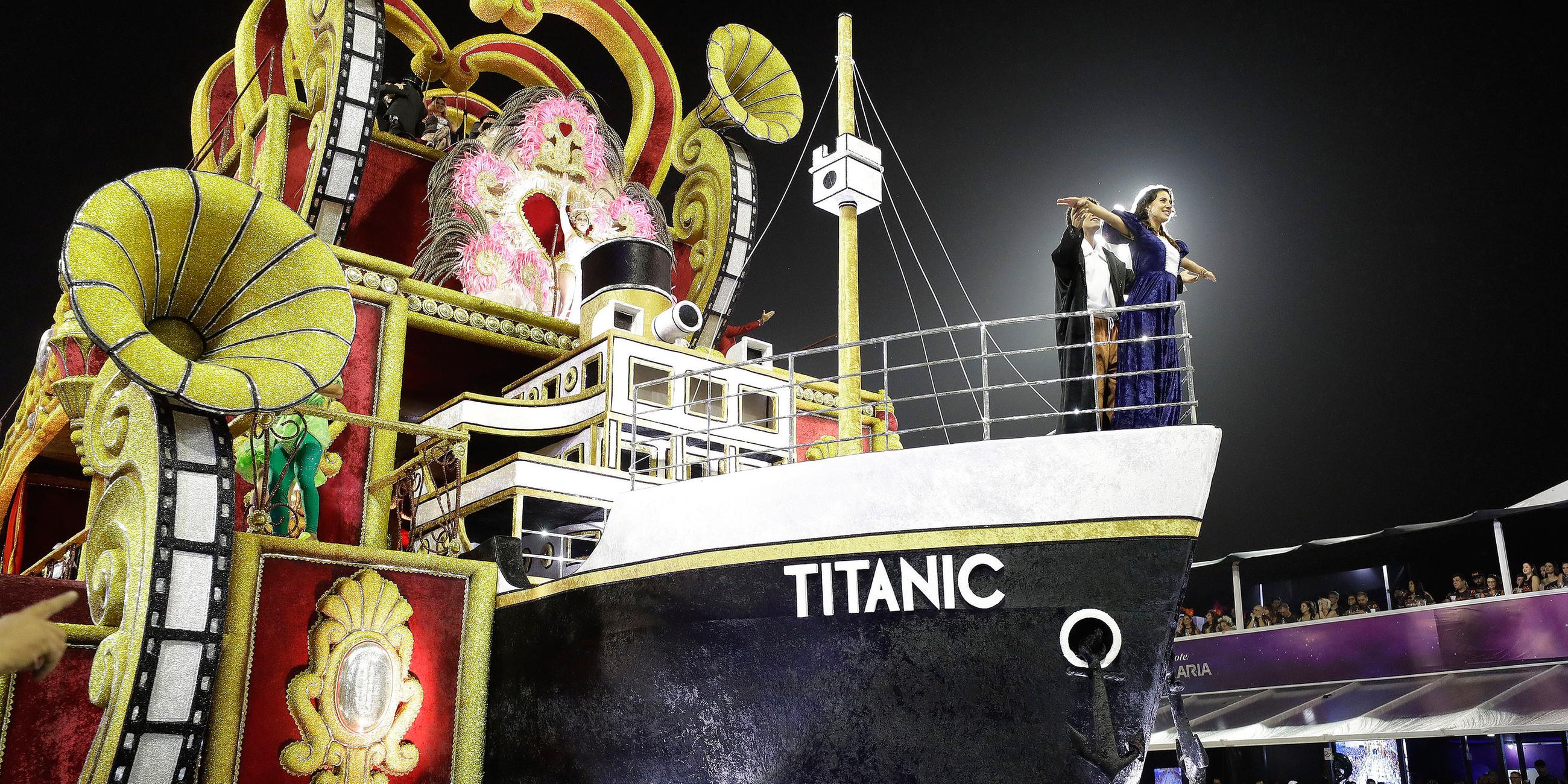 Die Sambaschule Imperio de casa verde stellt den Film Titanic nach