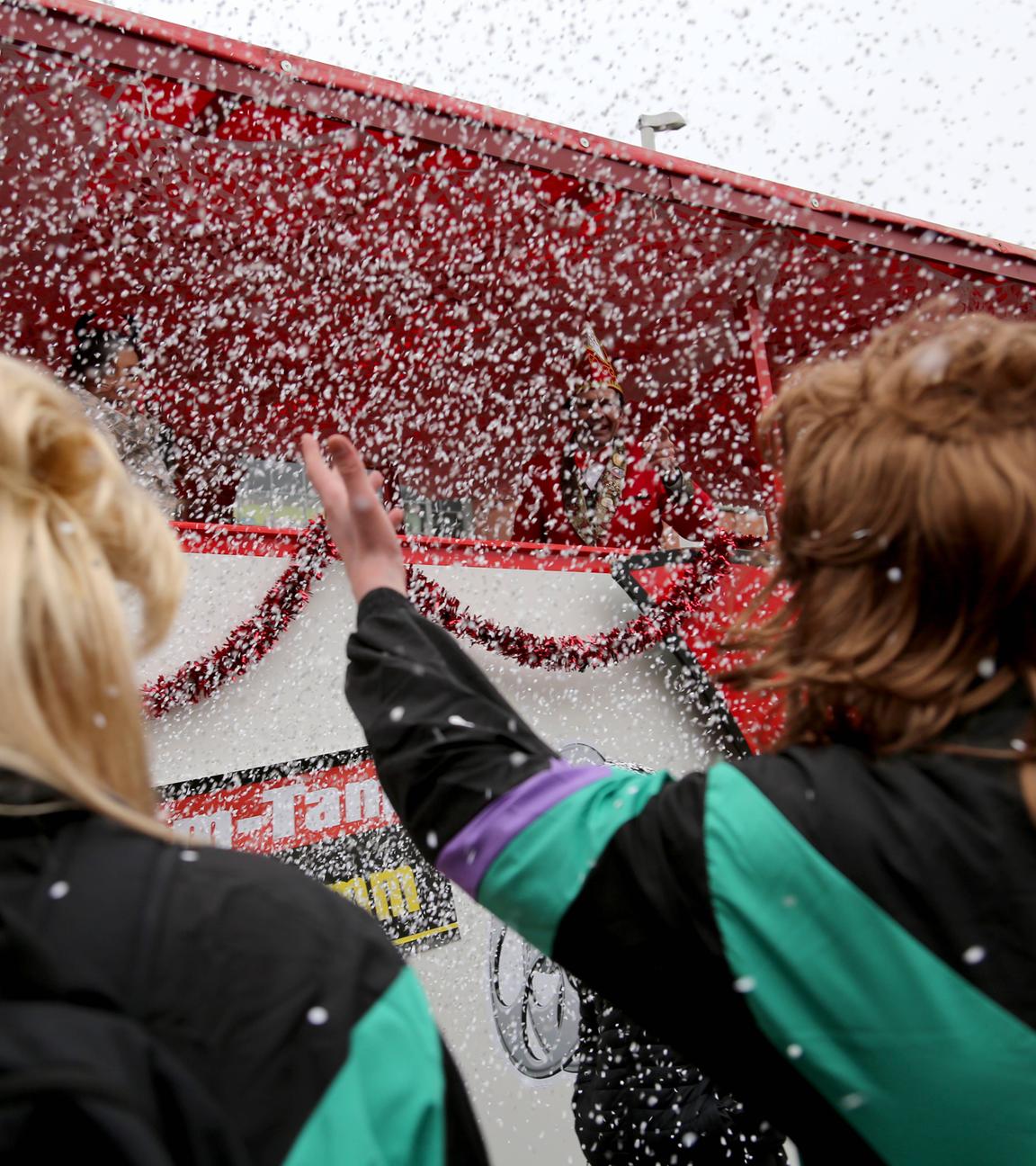 Verkleidete Zuschauende verfolgen den Karnevalsumzug durch Cottbus am 08.02.2026. 