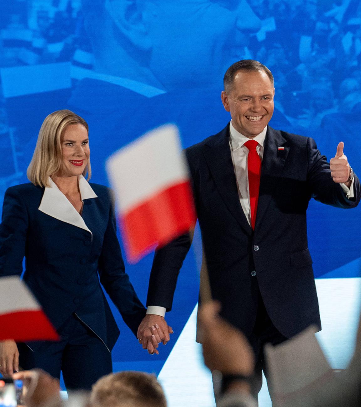 Karol Nawrocki, Präsidentschaftskandidat der Partei Recht und Gerechtigkeit (PiS), steht am 01.06.2025 mit seiner Frau Marta und seinen Kindern auf der Bühne, als sie sich nach der polnischen Präsidentschaftsstichwahl bei den Anhängern bedanken.