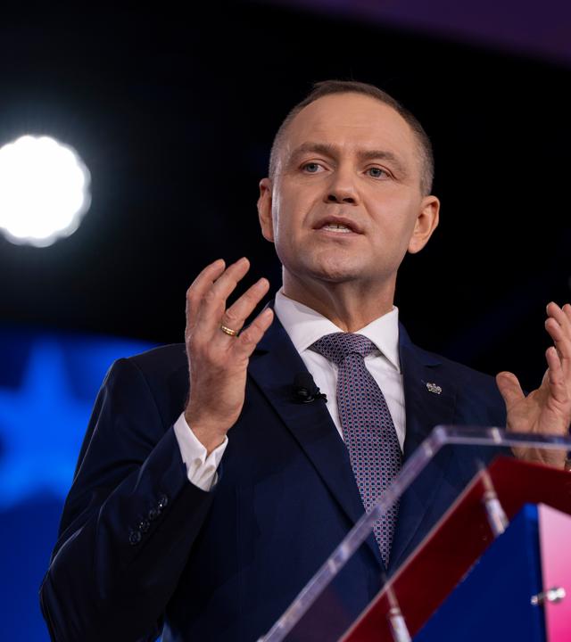 27.03.2026, USA, Dallas: Karol Nawrocki, Präsident von Polen, hält auf der Conservative Political Action Conference (CPAC) in Dallas eine Rede über die Beziehungen zwischen den USA und Polen und die Bedeutung der Bewahrung des Erbes eines Landes.